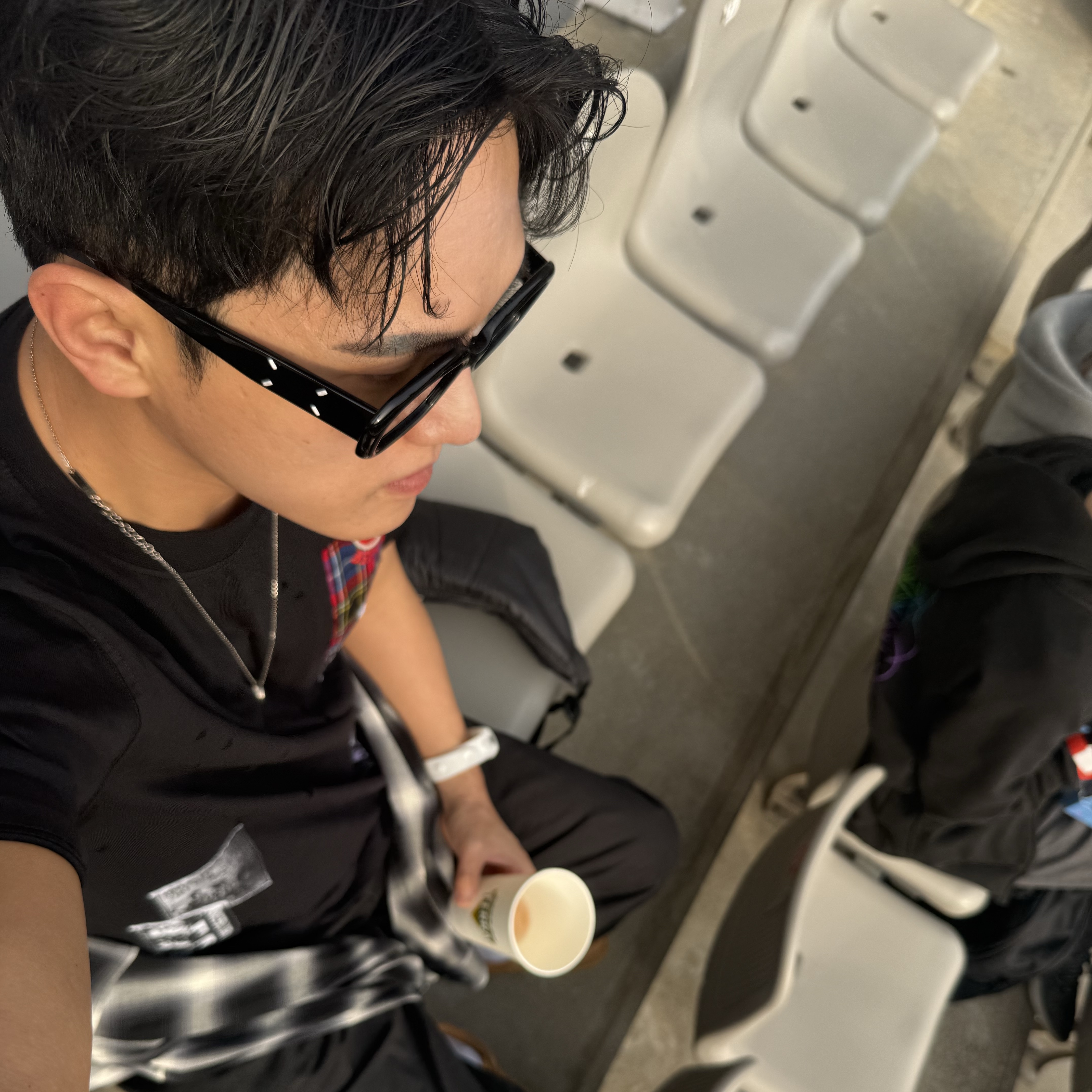 Gentle Monster x Maison Margiela MM207 Black Gray 착용 스타일