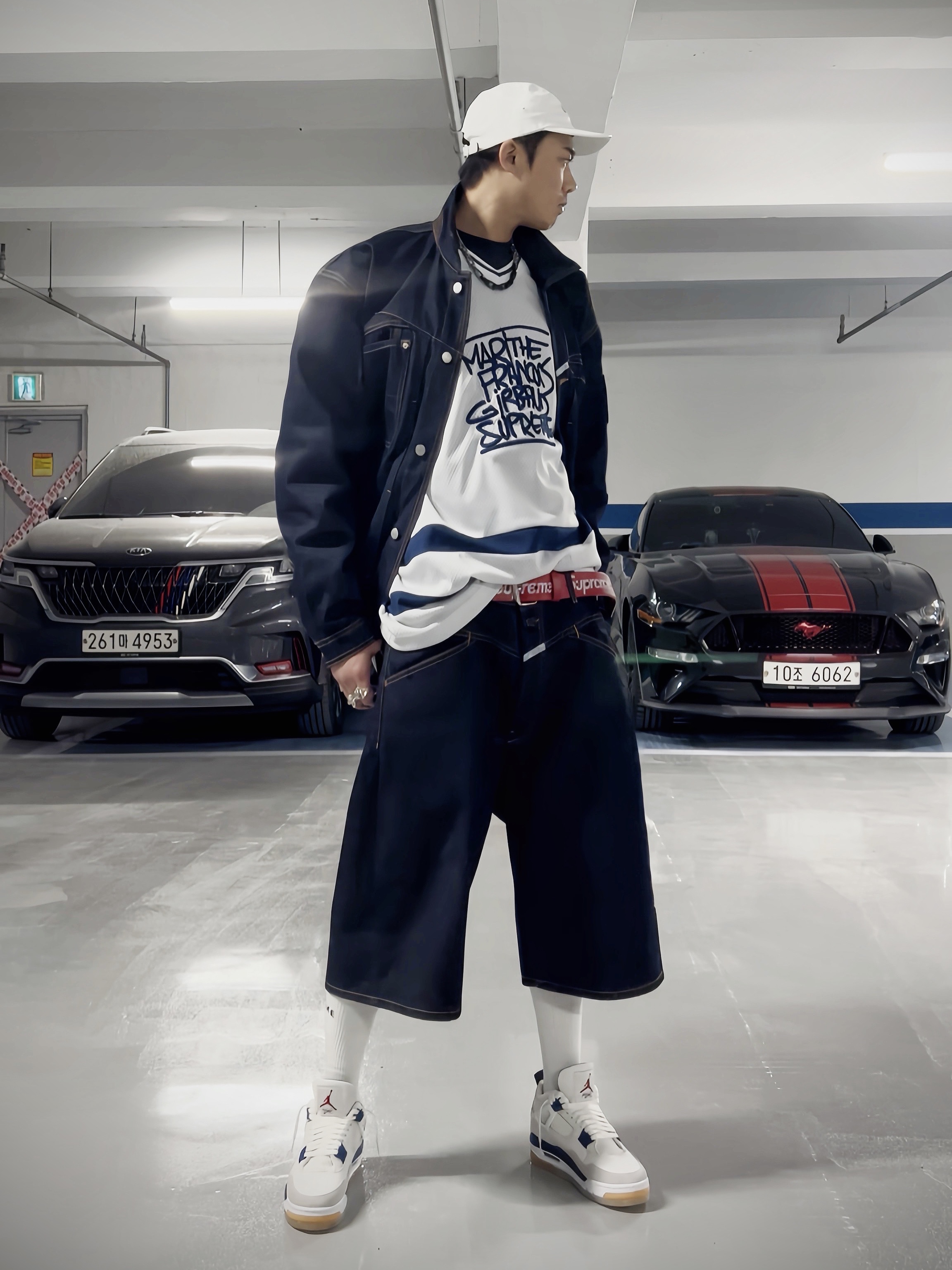 Supreme x Marithe Francois Girbaud X-Seam Denim Trucker Jacket Rigid Indigo - 25SS, Supreme x Marithe Francois Girbaud Hockey Jersey White - 25SS 착용 스타일 - 3