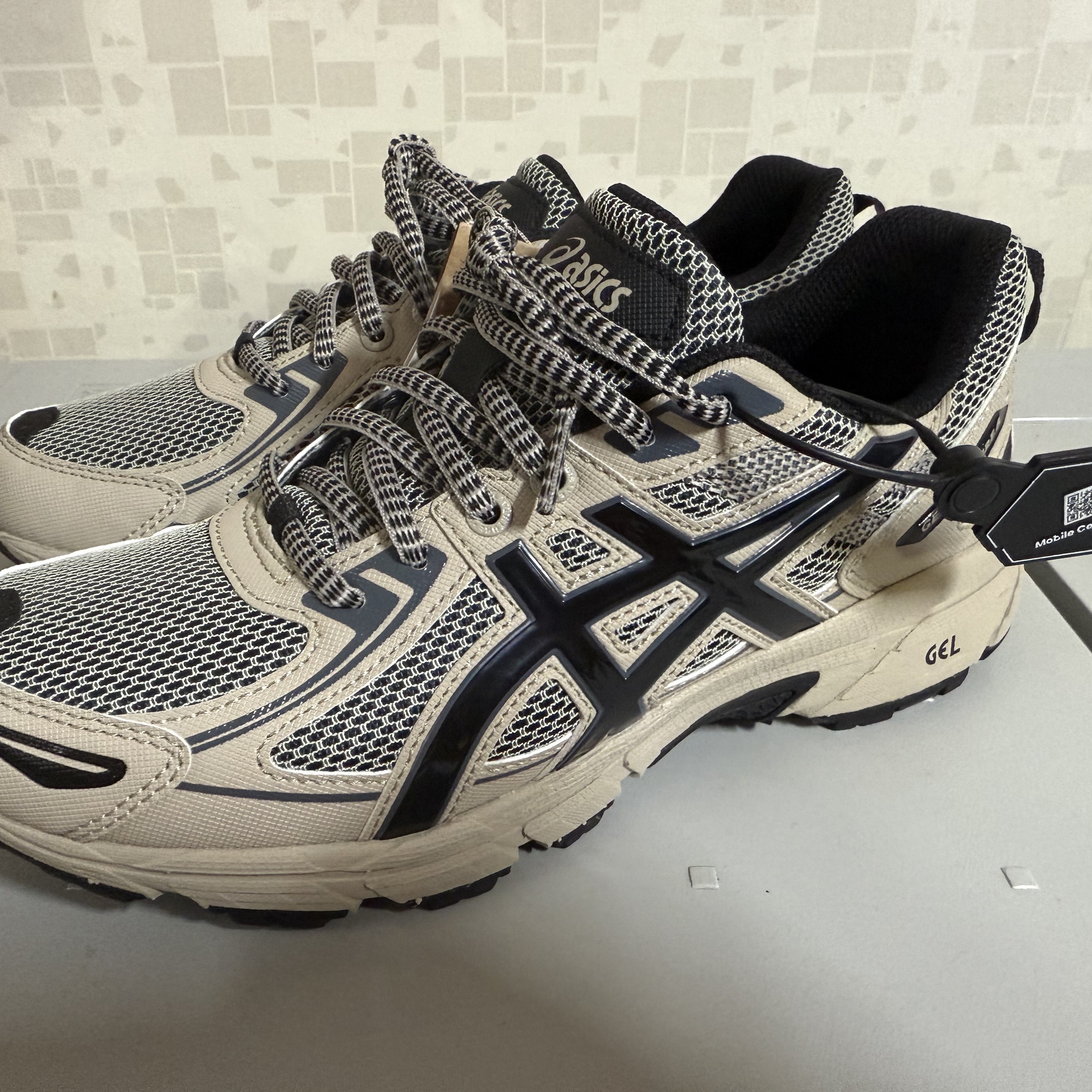 Asics Gel-Venture 6 Feather Grey Black 착용 스타일 - 1