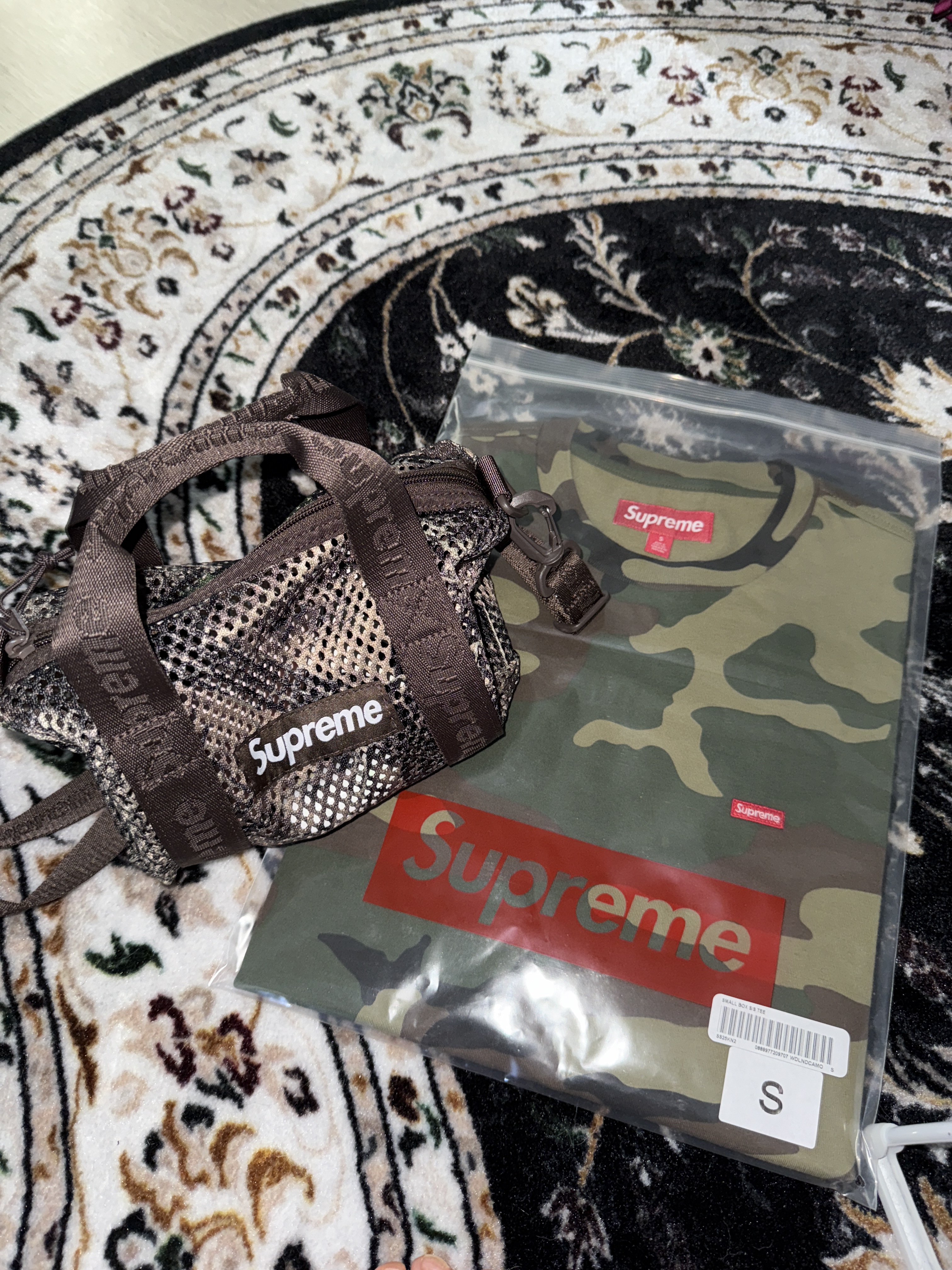 Supreme Mesh Mini Duffle Bag Truetimber Kanati Camo - 25SS, Supreme Small Box T-Shirt Woodland Camo - 25SS 착용 스타일