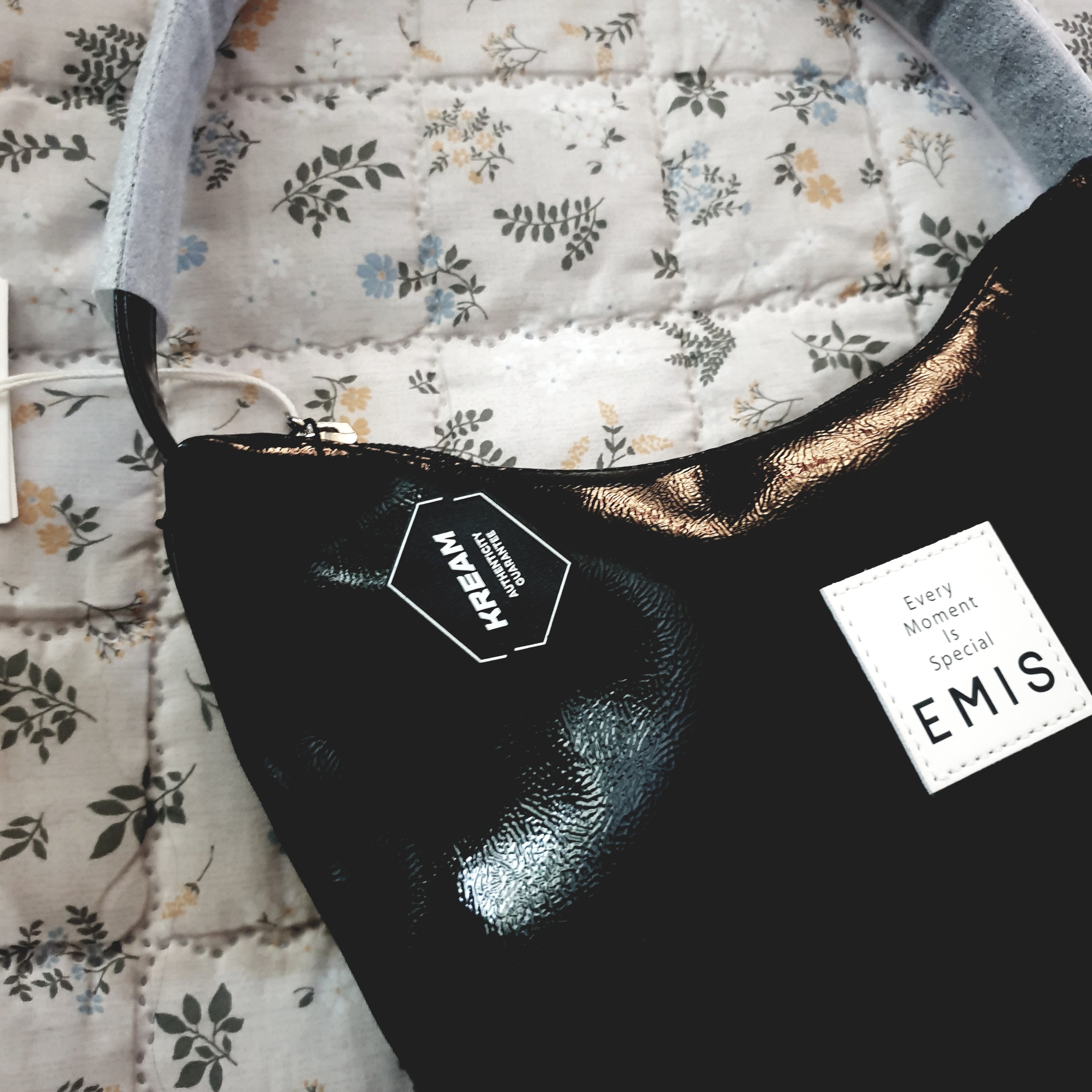 Emis New Enamel Hobo Bag Black 착용 스타일