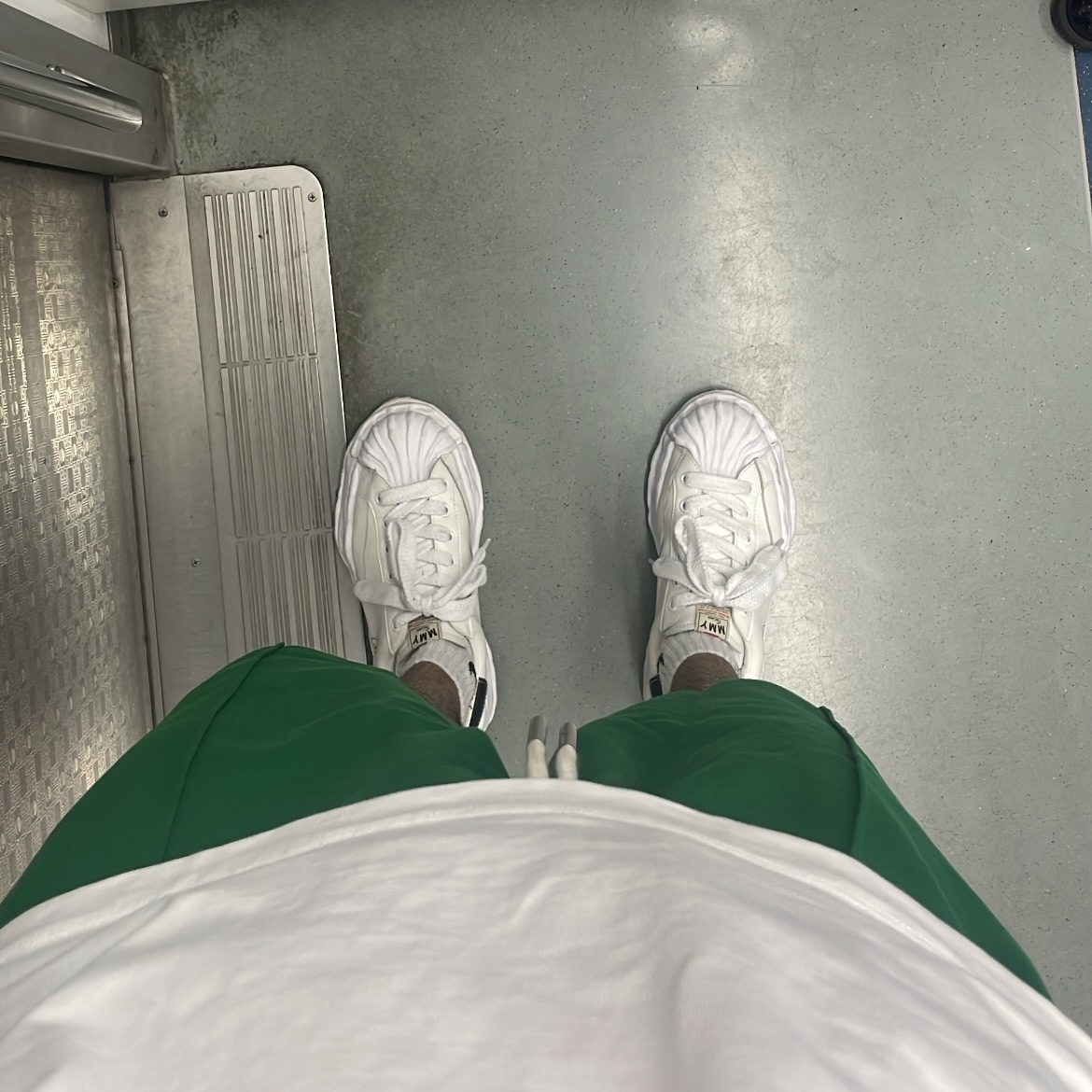 Maison Mihara Yasuhiro Blakey OG Sole Leather Low-top Sneakers White, Puma x AMI Shorts Verdant Green 착용 스타일