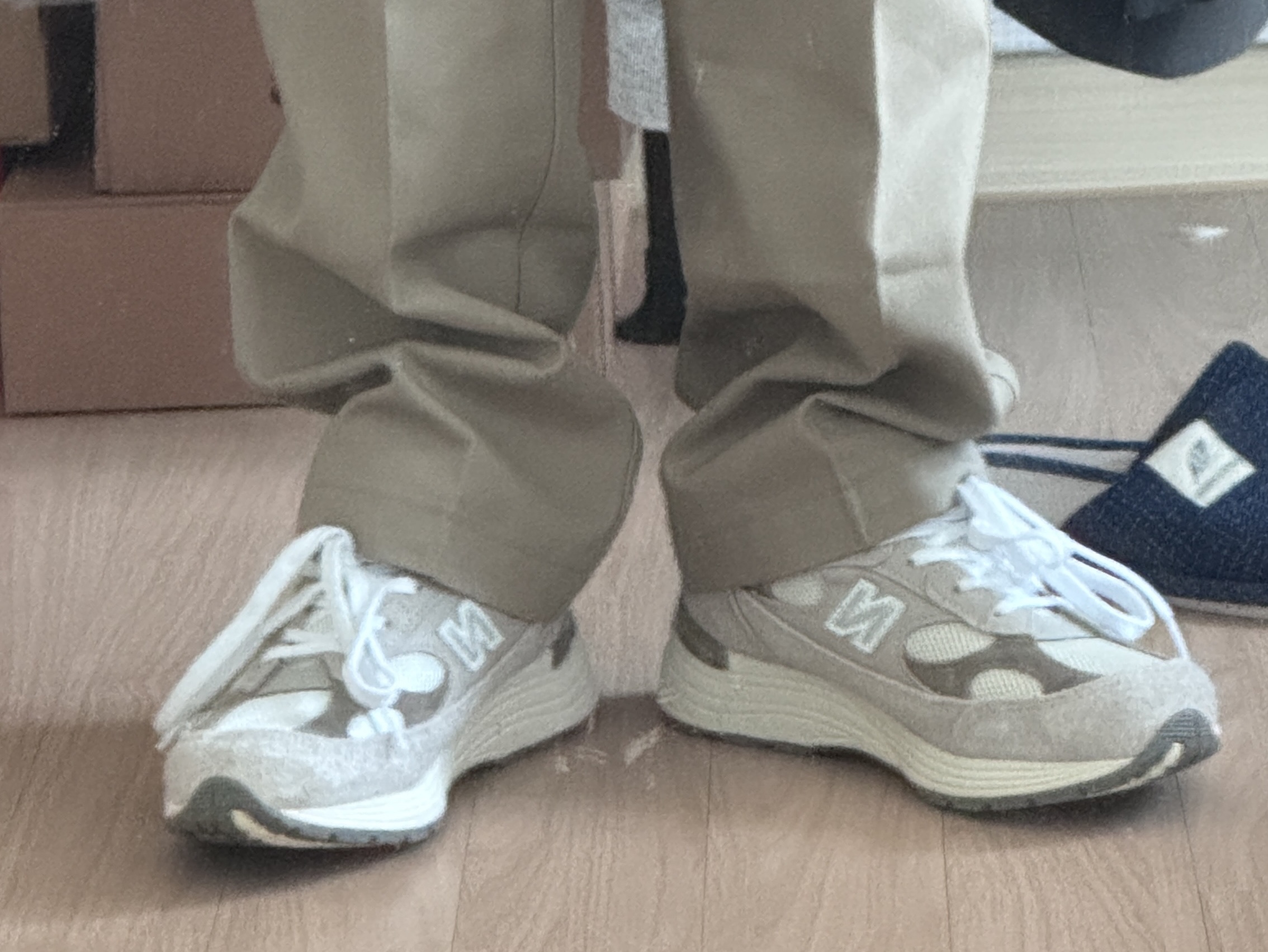 New Balance 992 Made in USA Moonrock Mushroom 착용 스타일 - 2