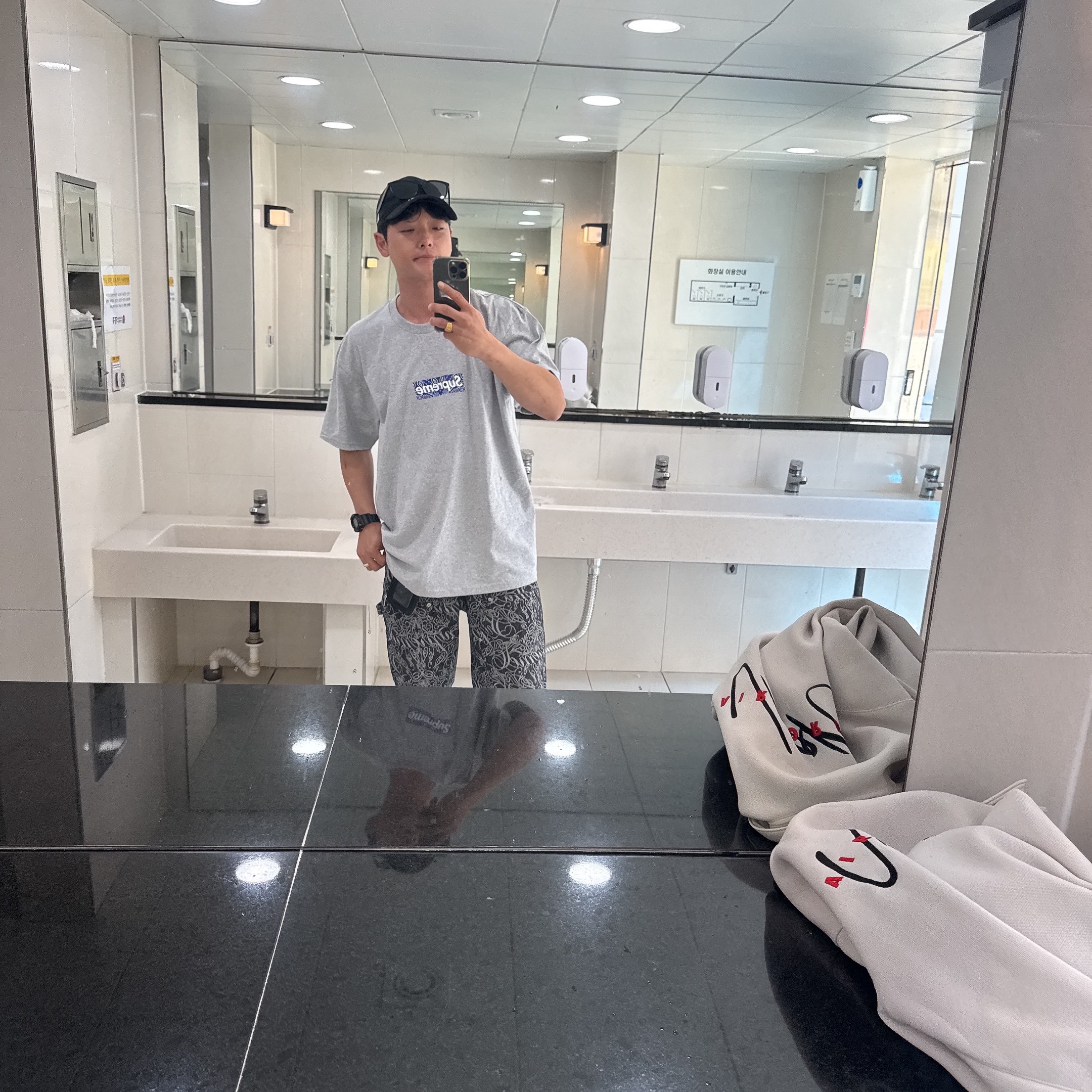 Darkr8m Studio x New Era Unstructured Ball Cap Black, Oakley x Fragment Frogskins Yellow Polished Black Frame Prizm Grey Lenses Low Bridge Fit 착용 스타일 - 1