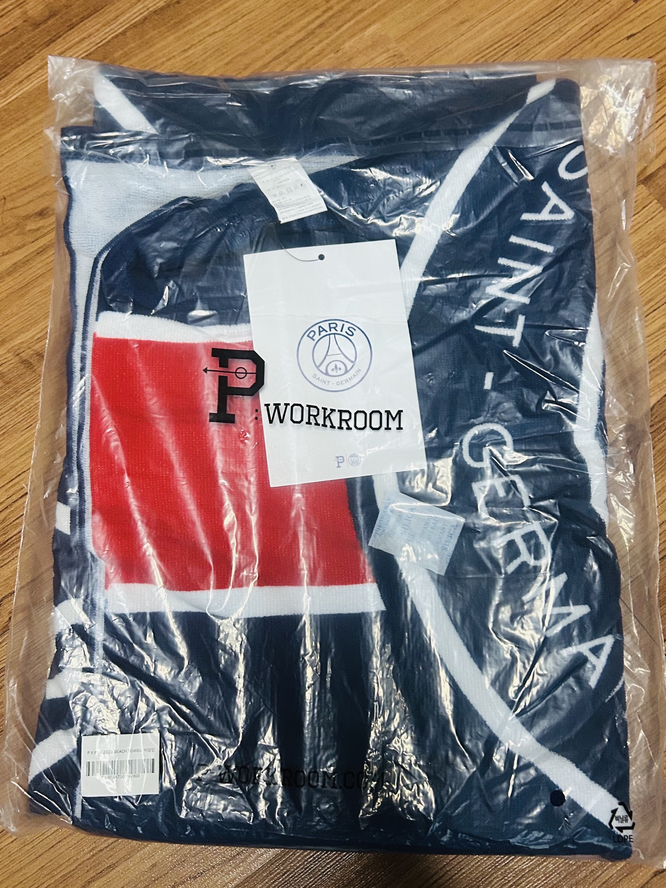 Over The Pitch P X PSG 2023 BEACH TOWEL 착용 스타일 - 1