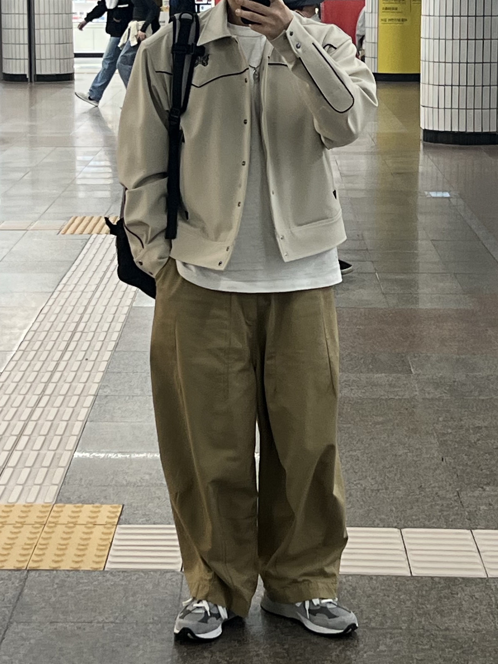 New Balance 992 Made in USA Core Grey Silver Metallic, Needles PE/PU Double Cloth Piping Cowboy Jacket Beige 착용 스타일