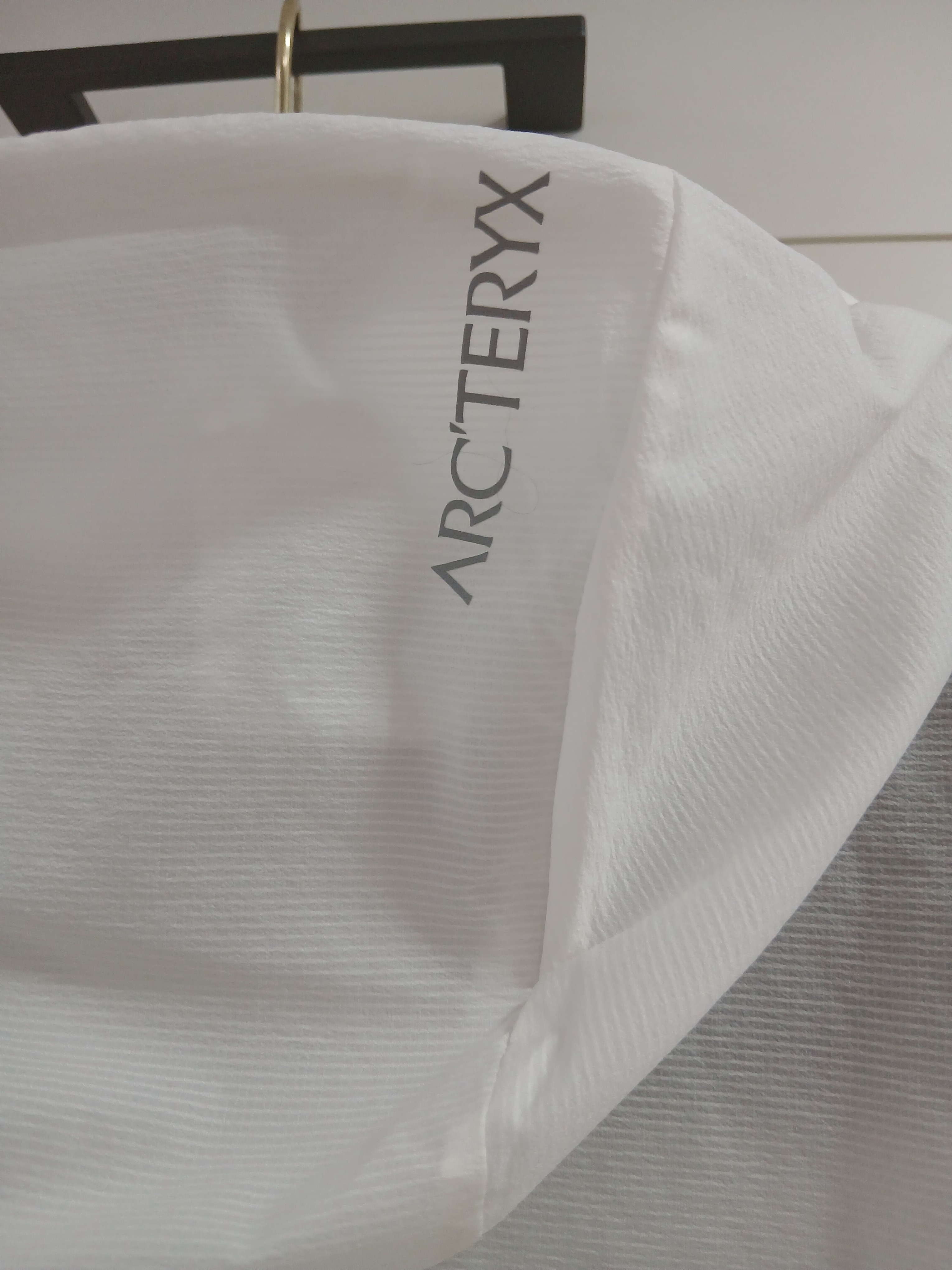 Arc'teryx Incendo Airshell Hoody Arctic Silk, [SS25] moif Hiker Half Shirt Black 착용 스타일 - 6