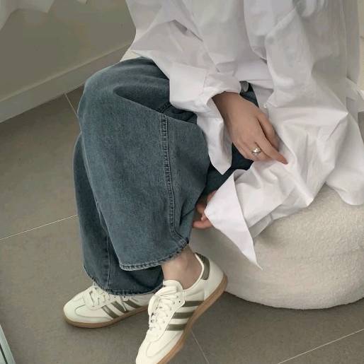 (W) Adidas Samba OG Off White Cyber Metallic, Adidas Gazelle White Grey 착용 스타일 - 1