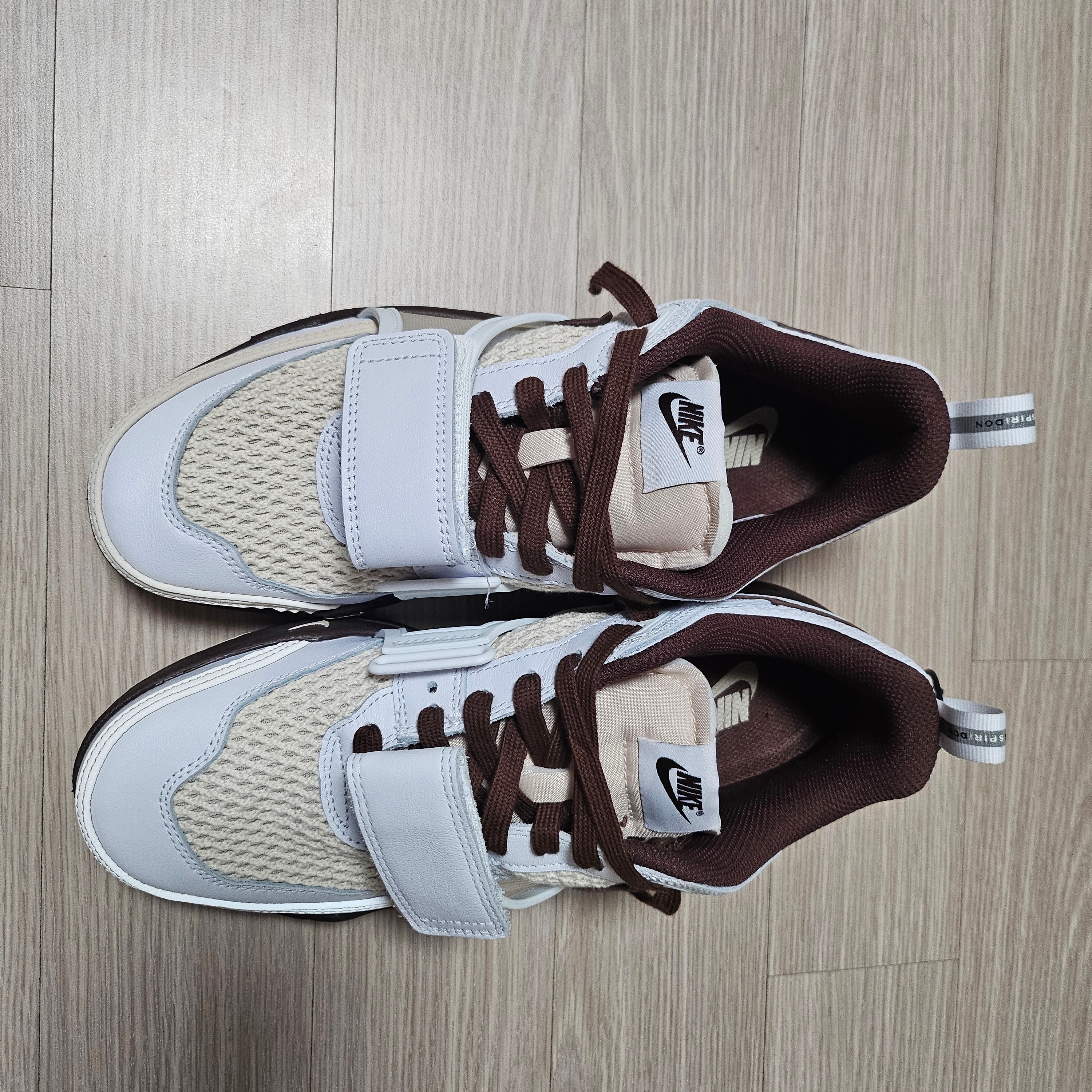Nike x Travis Scott Zoom Field Jaxx White and Light Chocolate 착용 스타일 - 2