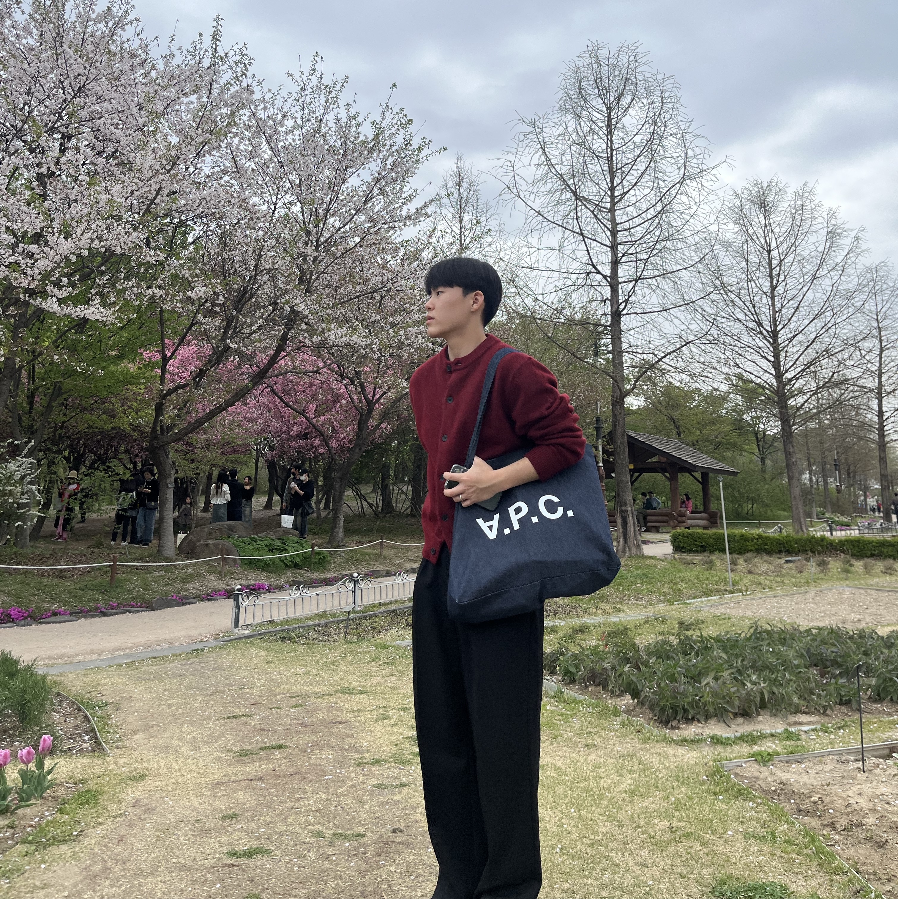 A.P.C. Daniela Shopping Bag Indigo, Nike Air Force 1 '07 Low Triple Black 착용 스타일