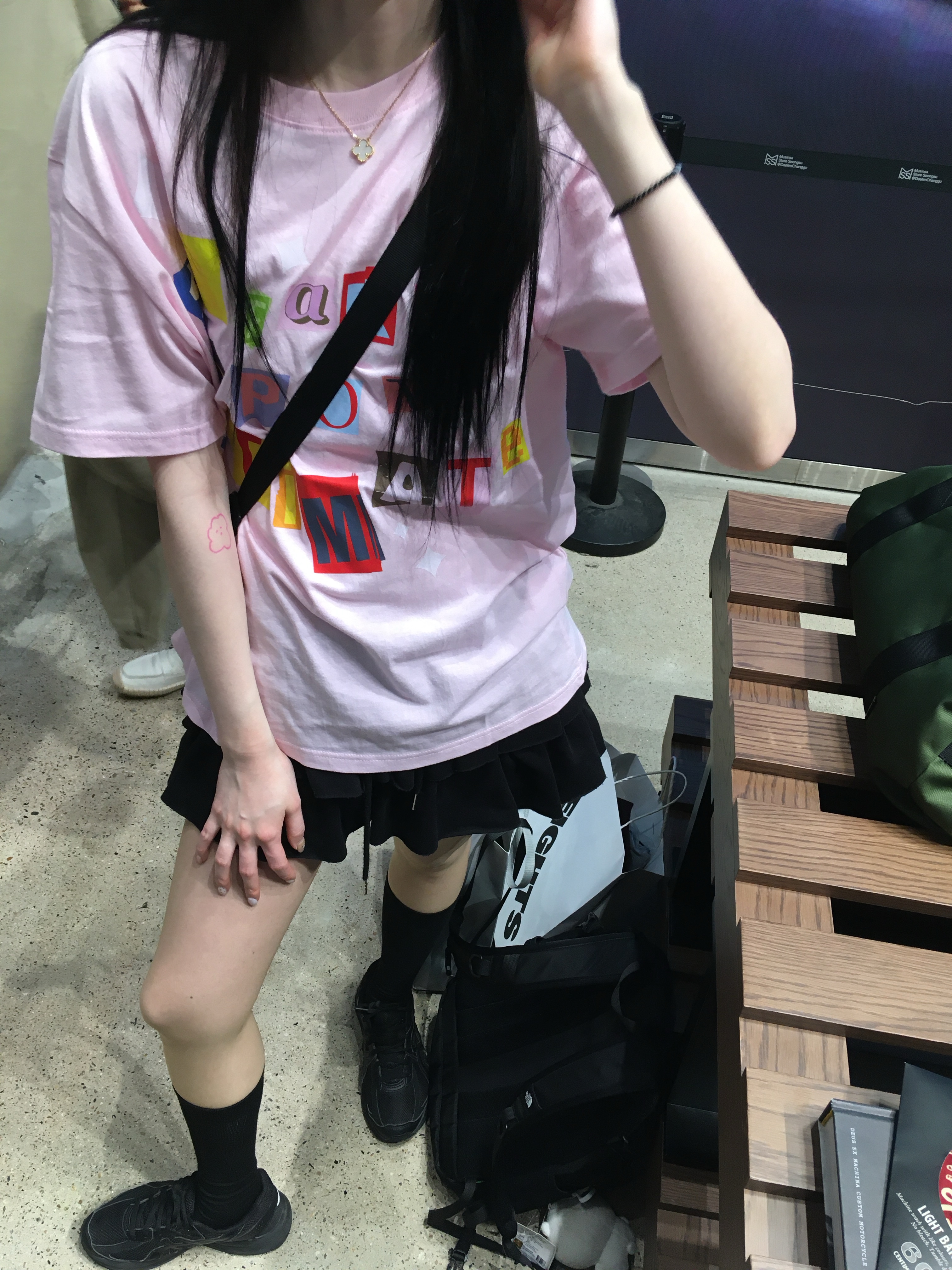 Safarispot Stickerpack Tee Pink 착용 스타일 - 1