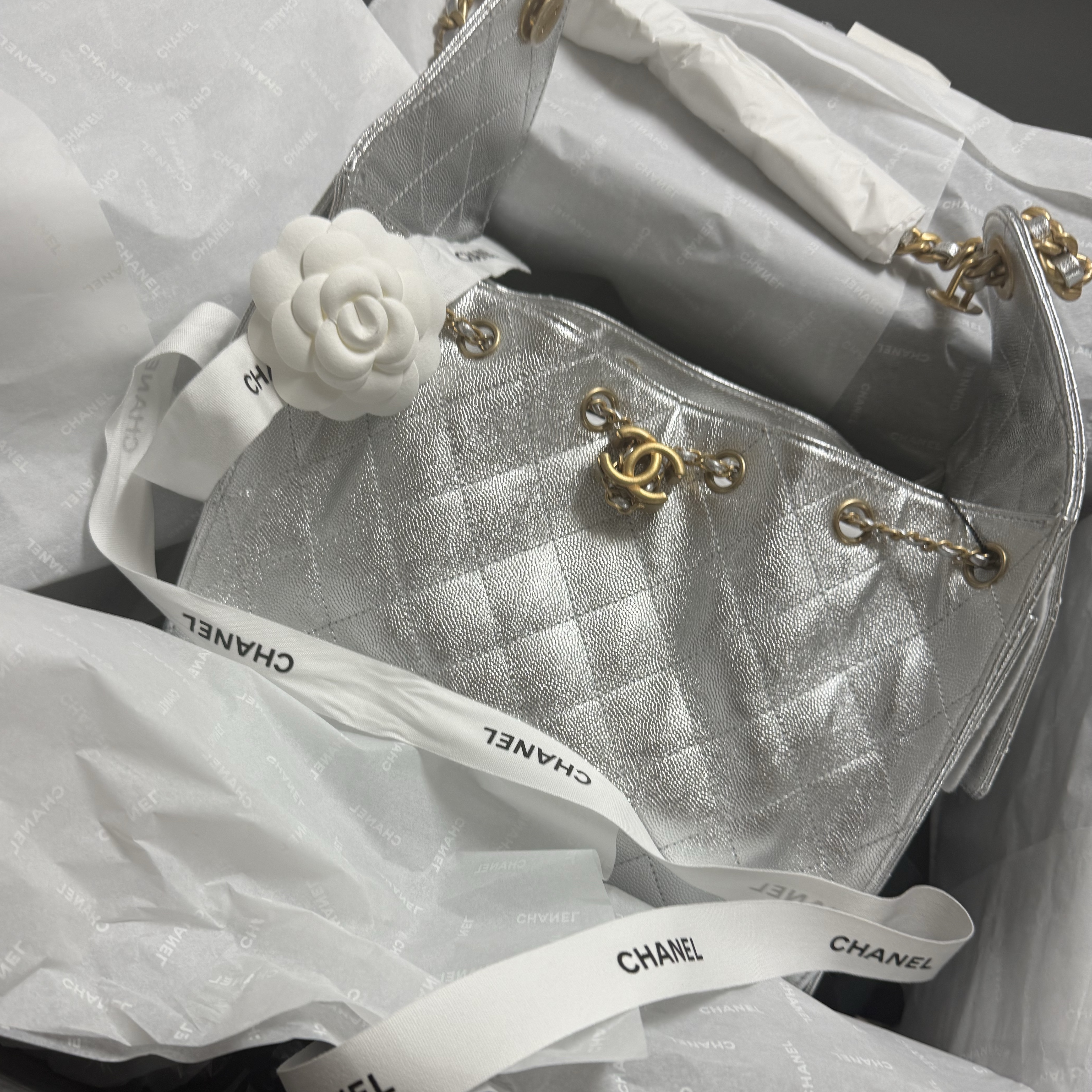 Chanel 25 Small Handbag Metallic Grained Calfskin & Gold Silvery 착용 스타일