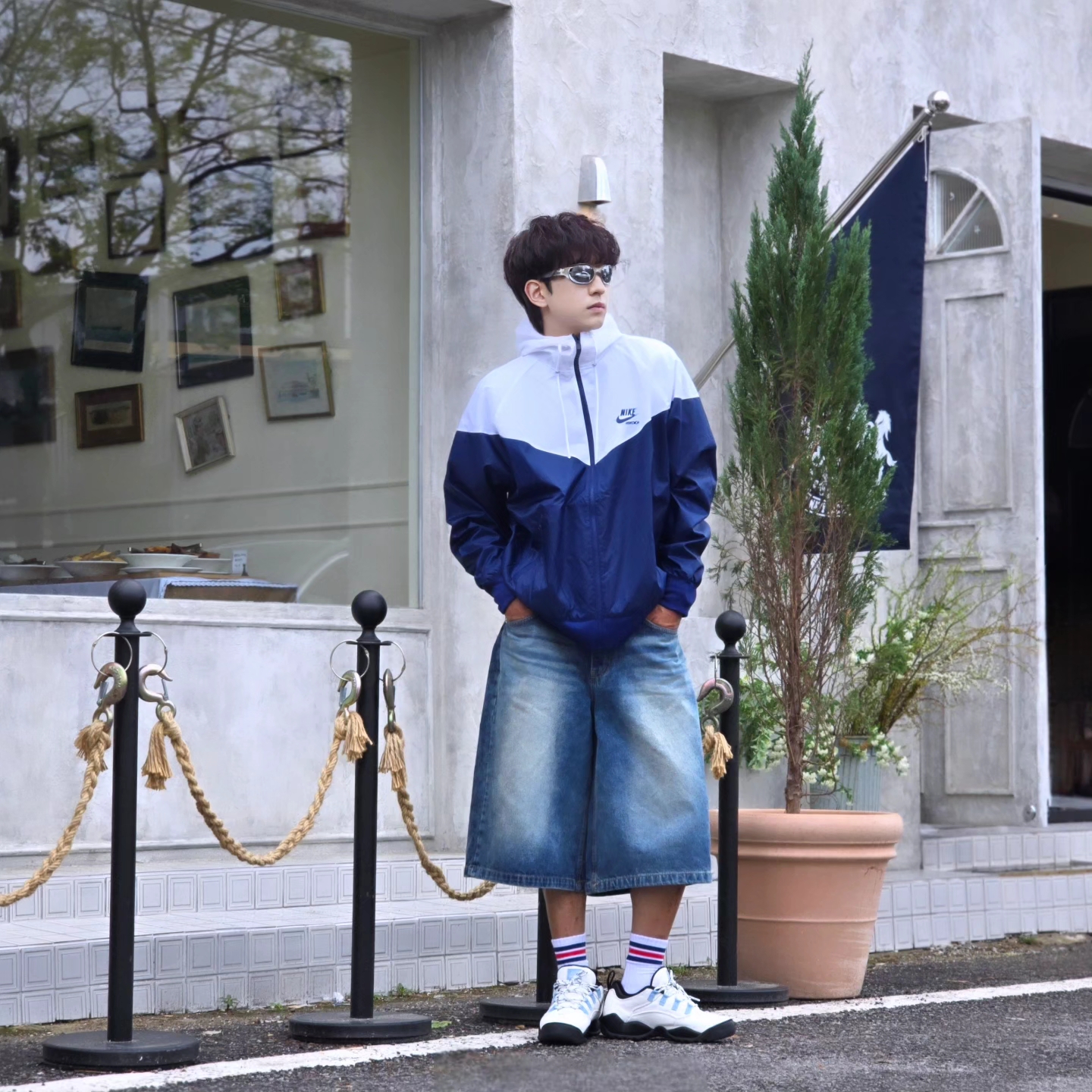 나이키 윈드러너 우븐 라인드 자켓 화이트 블루 보이드 - 아시아, 나이키 x 슈프림 SB 다윈 로우 화이트 착용 스타일 - 6