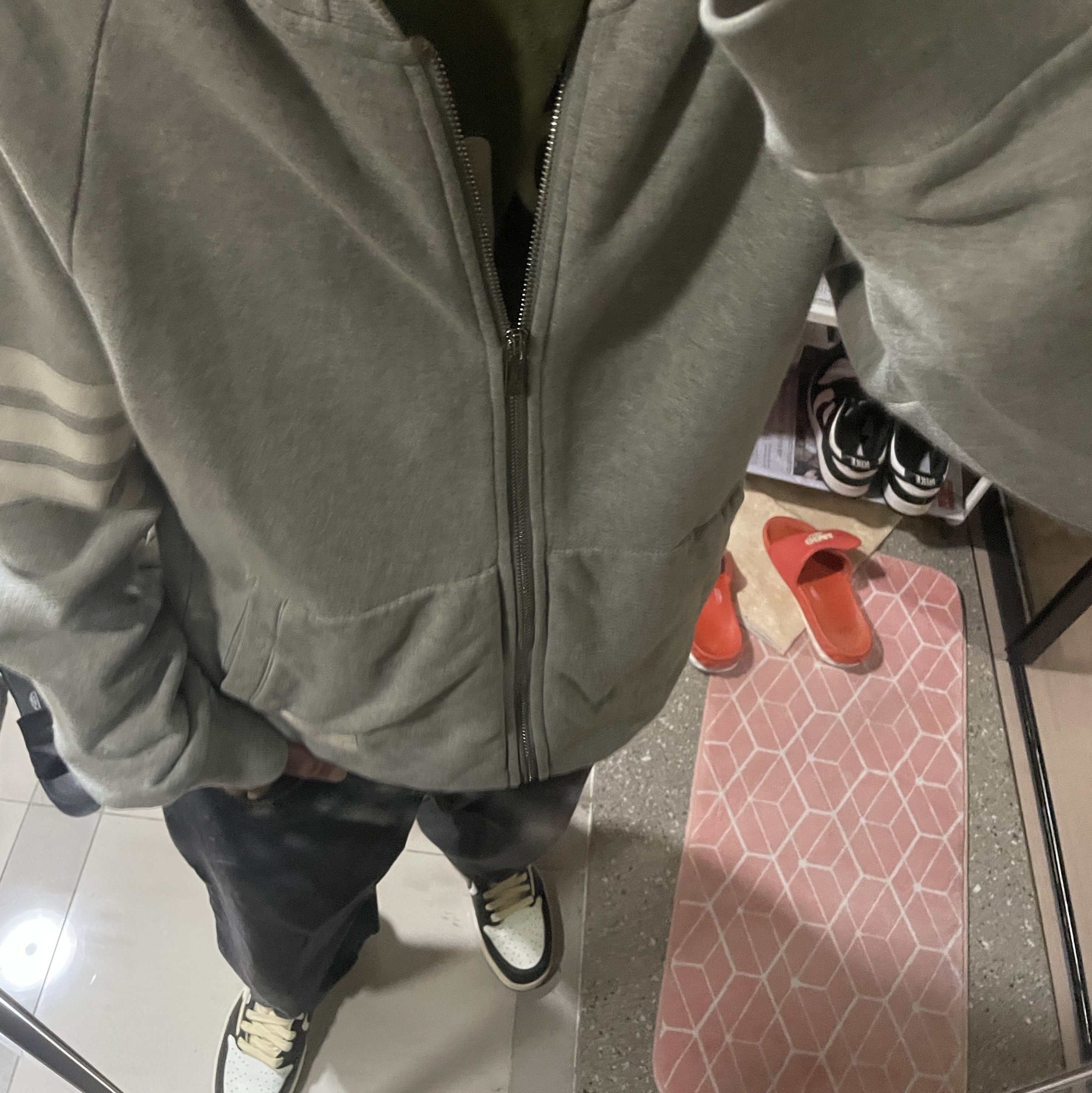 Thom Browne Engineered 4-Bar Zip Hoodie Light Grey, Jordan 1 x Travis Scott x Fragment Retro Low OG SP Military Blue 착용 스타일