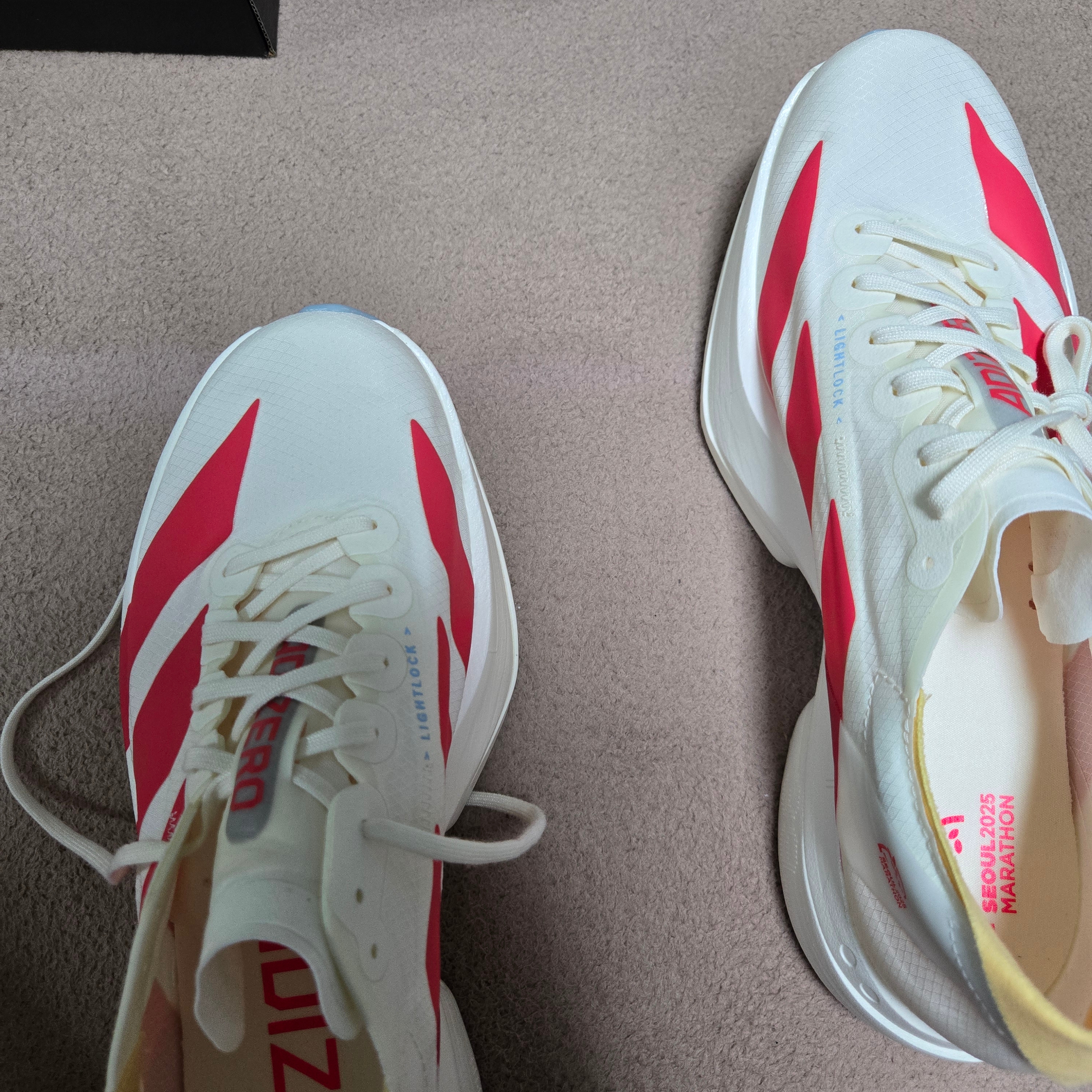 Adidas Adizero Adios Pro 4 Off White Semi Lucid Red 착용 스타일 - 3