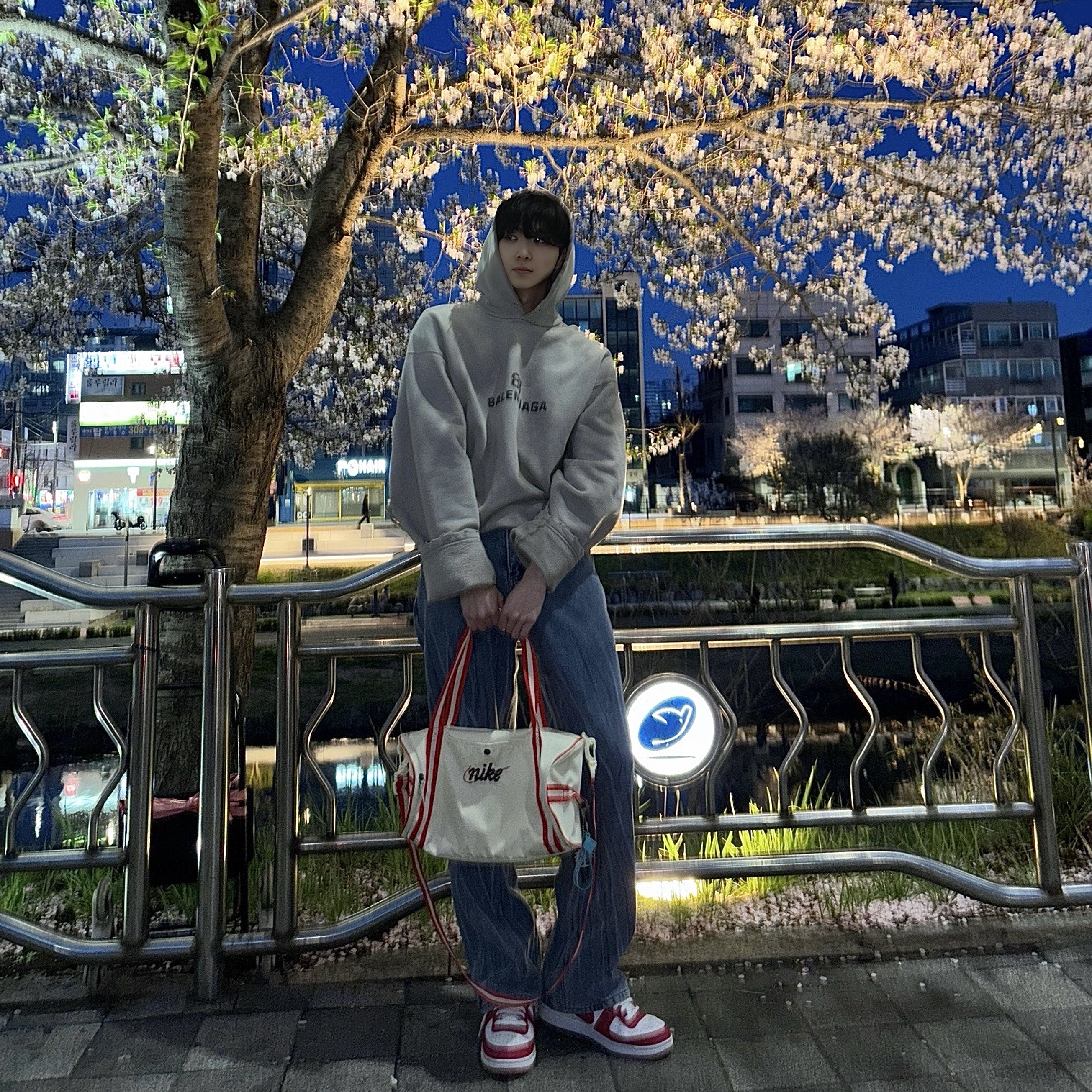 Nike Terminator High University Red and White, Balenciaga Distressed BB Pixel Hoodie Taupe 착용 스타일