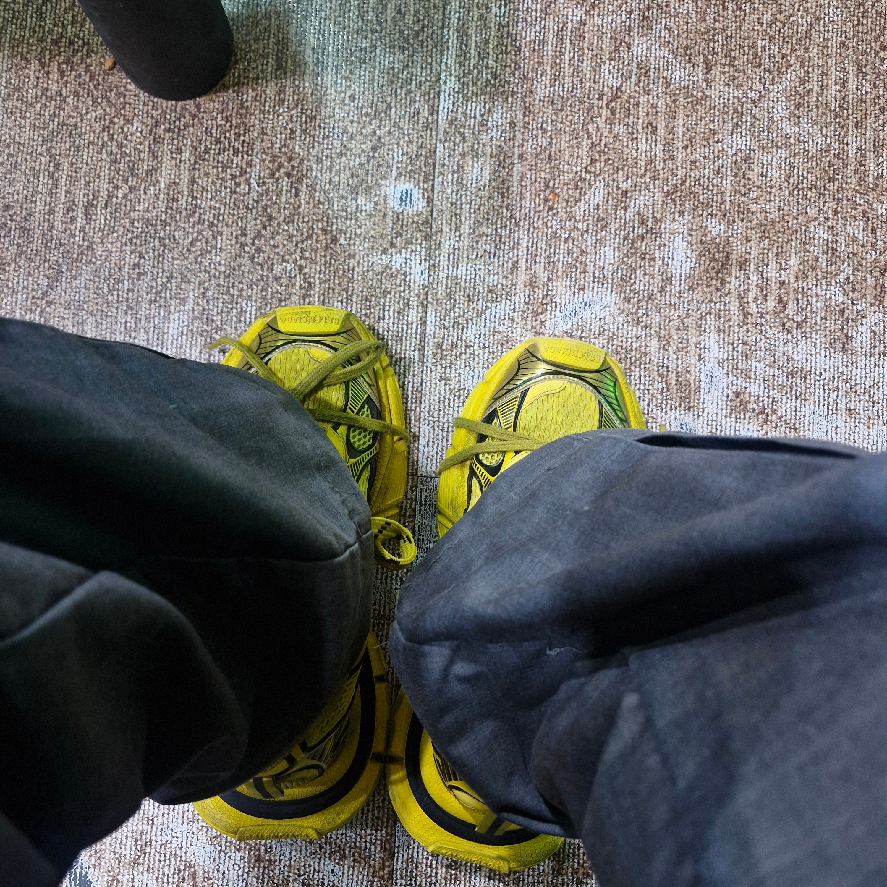 Balenciaga 3XL Sneakers Yellow Black 착용 스타일