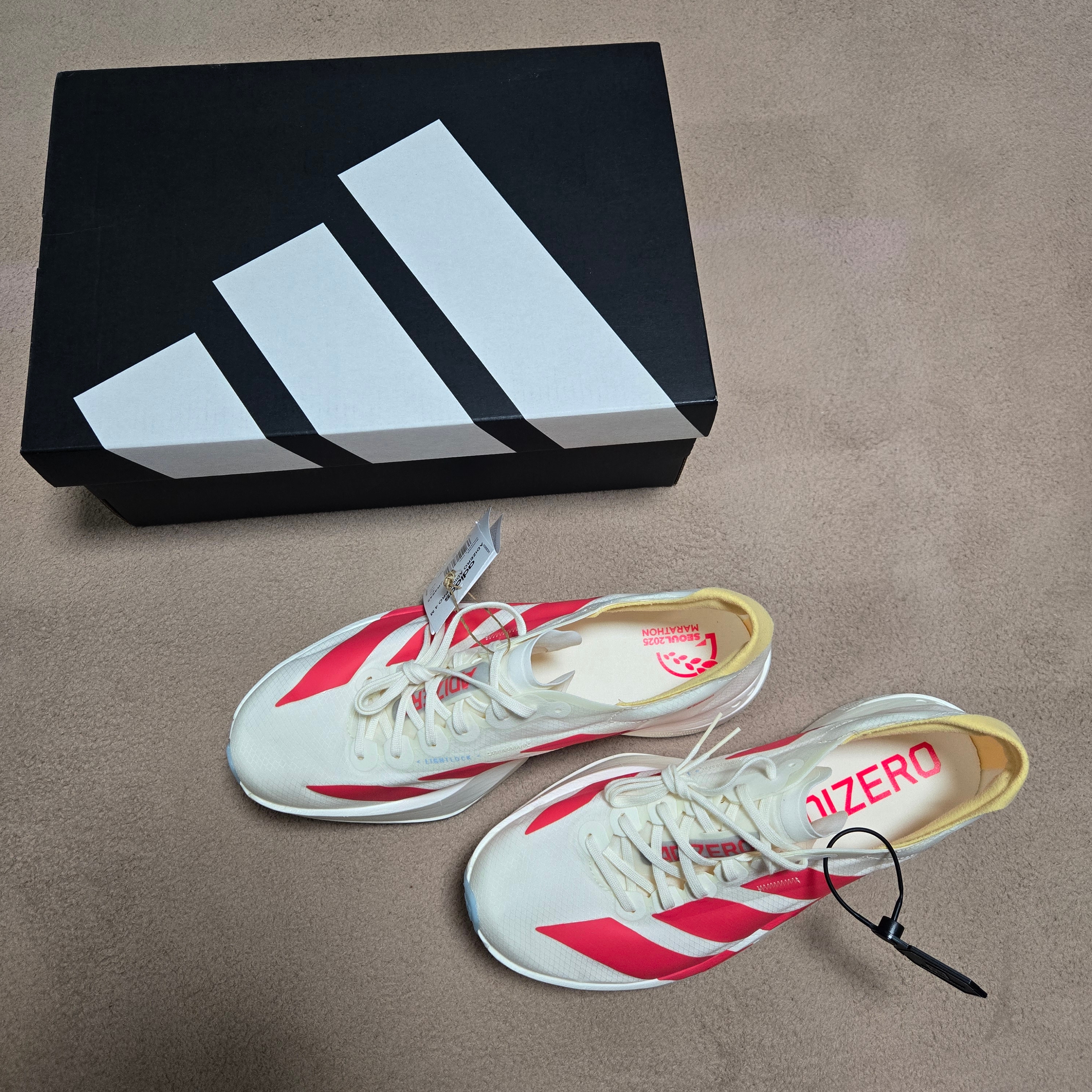 Adidas Adizero Adios Pro 4 Off White Semi Lucid Red 착용 스타일 - 2