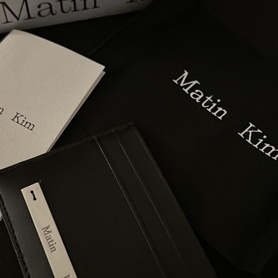 Matin Kim Vintage Card Wallet Black 착용 스타일