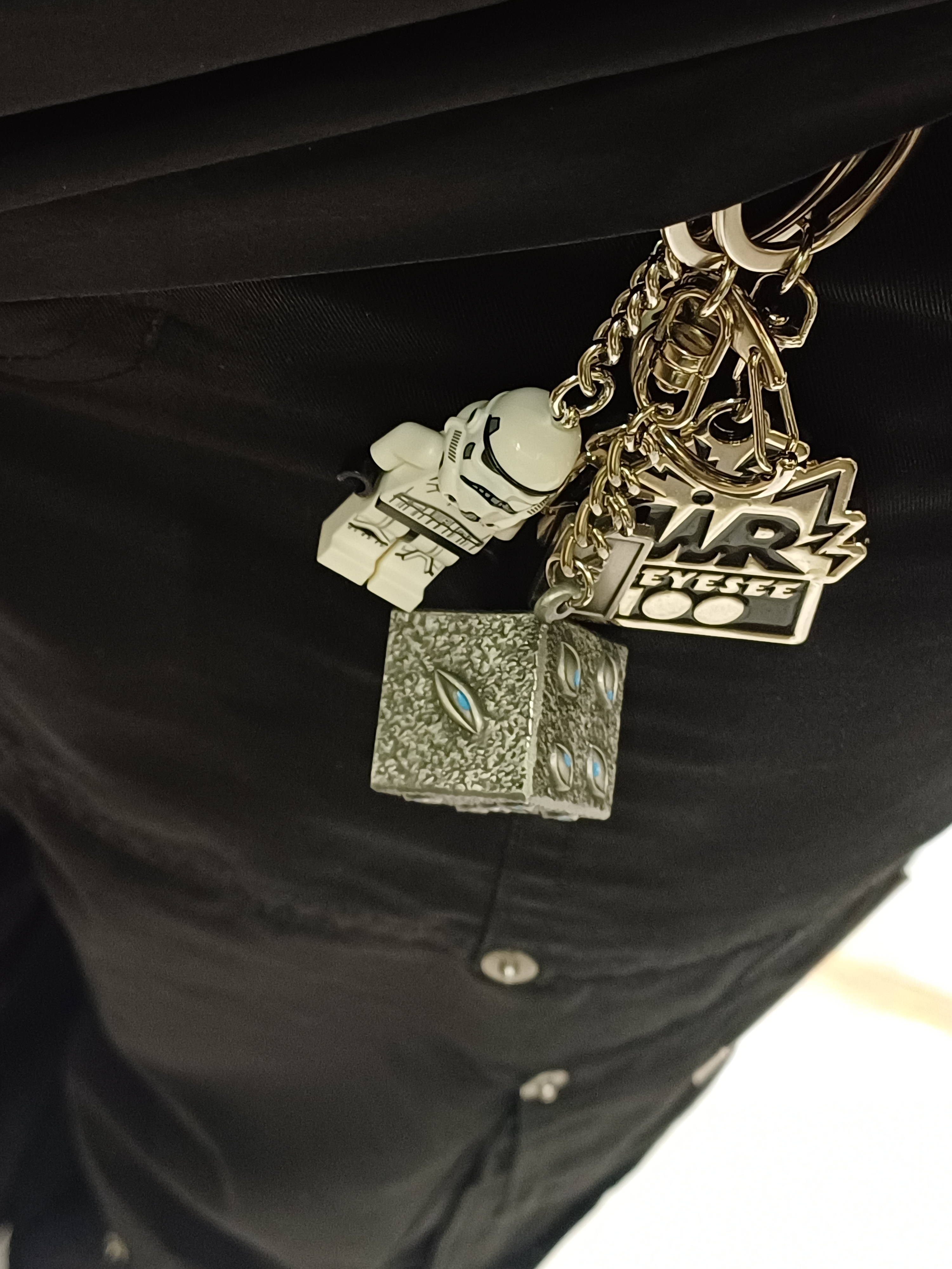 Jujutsu Kaisen Prison Realm Keyring 착용 스타일