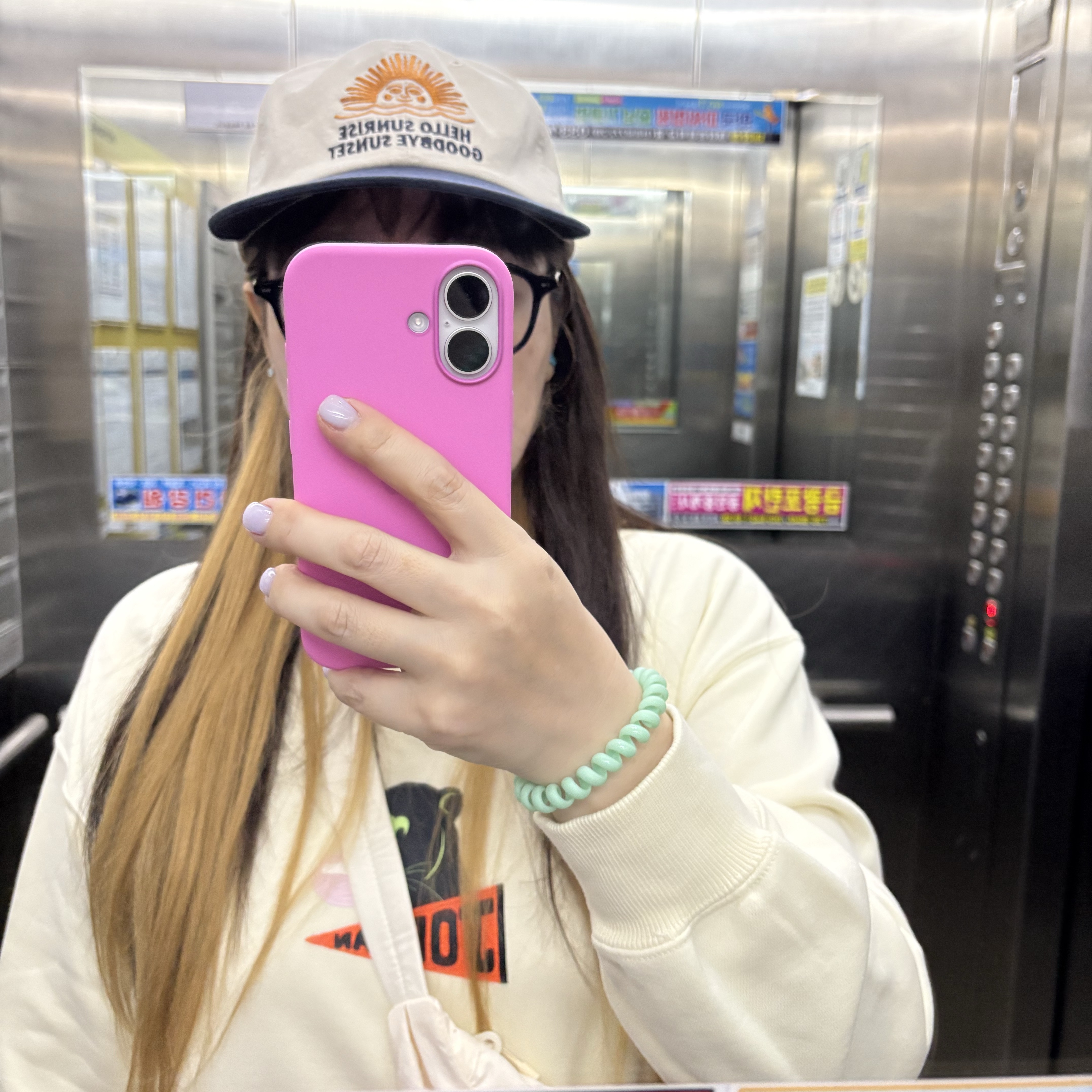 Hello Sunrise 90s Logo 6Panel Cap Beige & Navy 착용 스타일 - 1