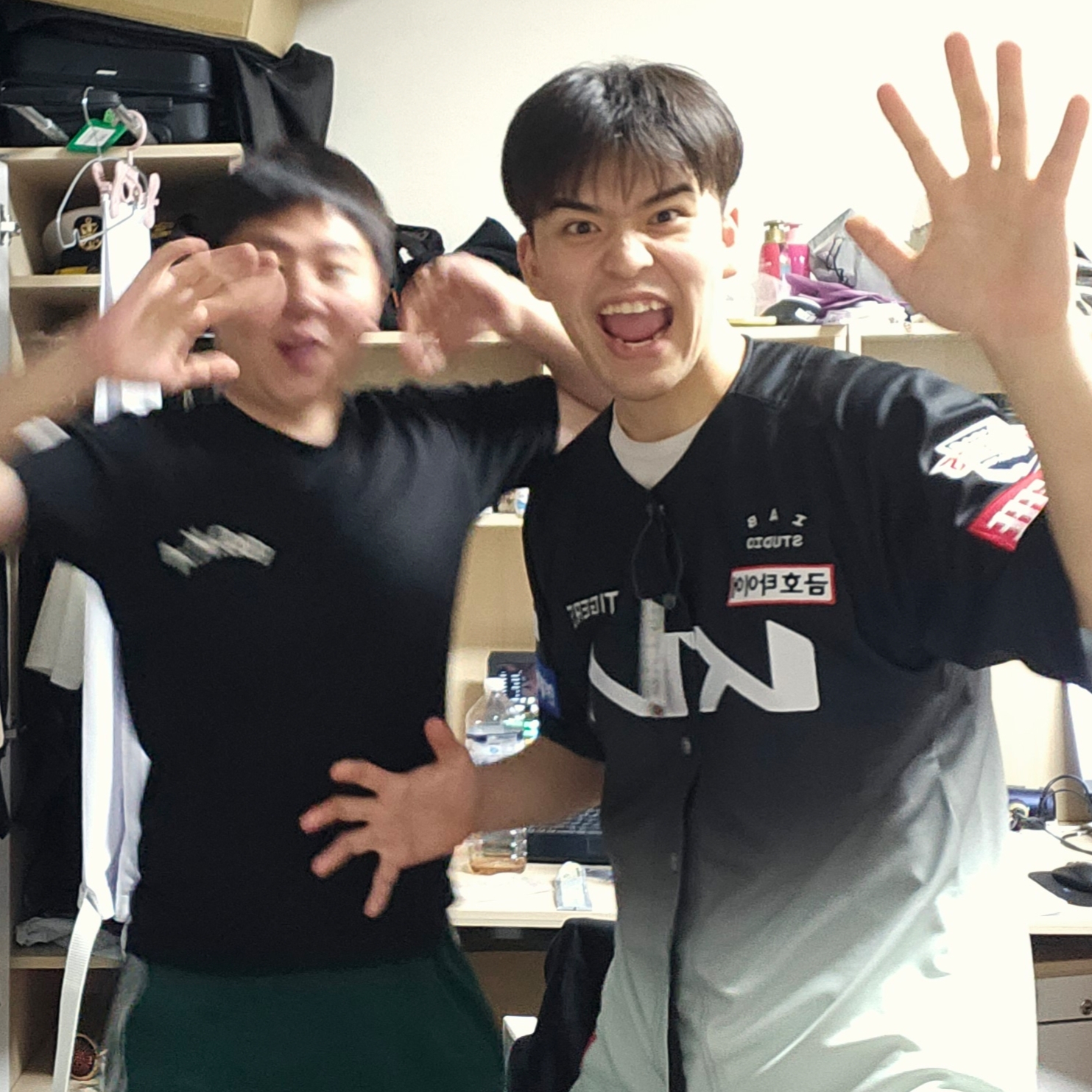 Kia Tigers x IAB Studio 24 Authentic Dplus KIA Uniform Black (Non Marking Ver.) 착용 스타일