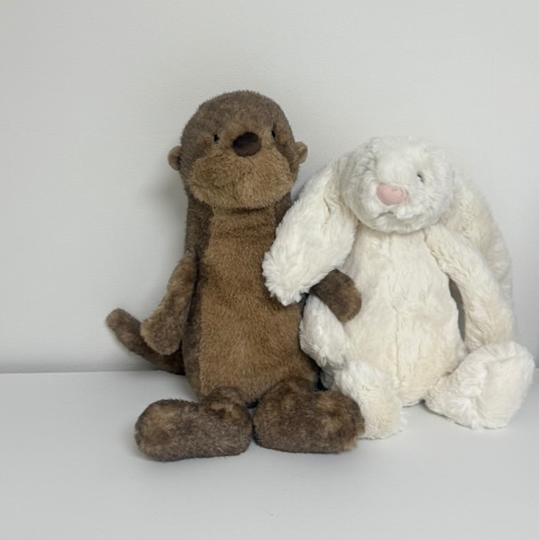 Jellycat Bashful Bunny Large Cream, Jellycat Brooke Otter Brown 착용 스타일