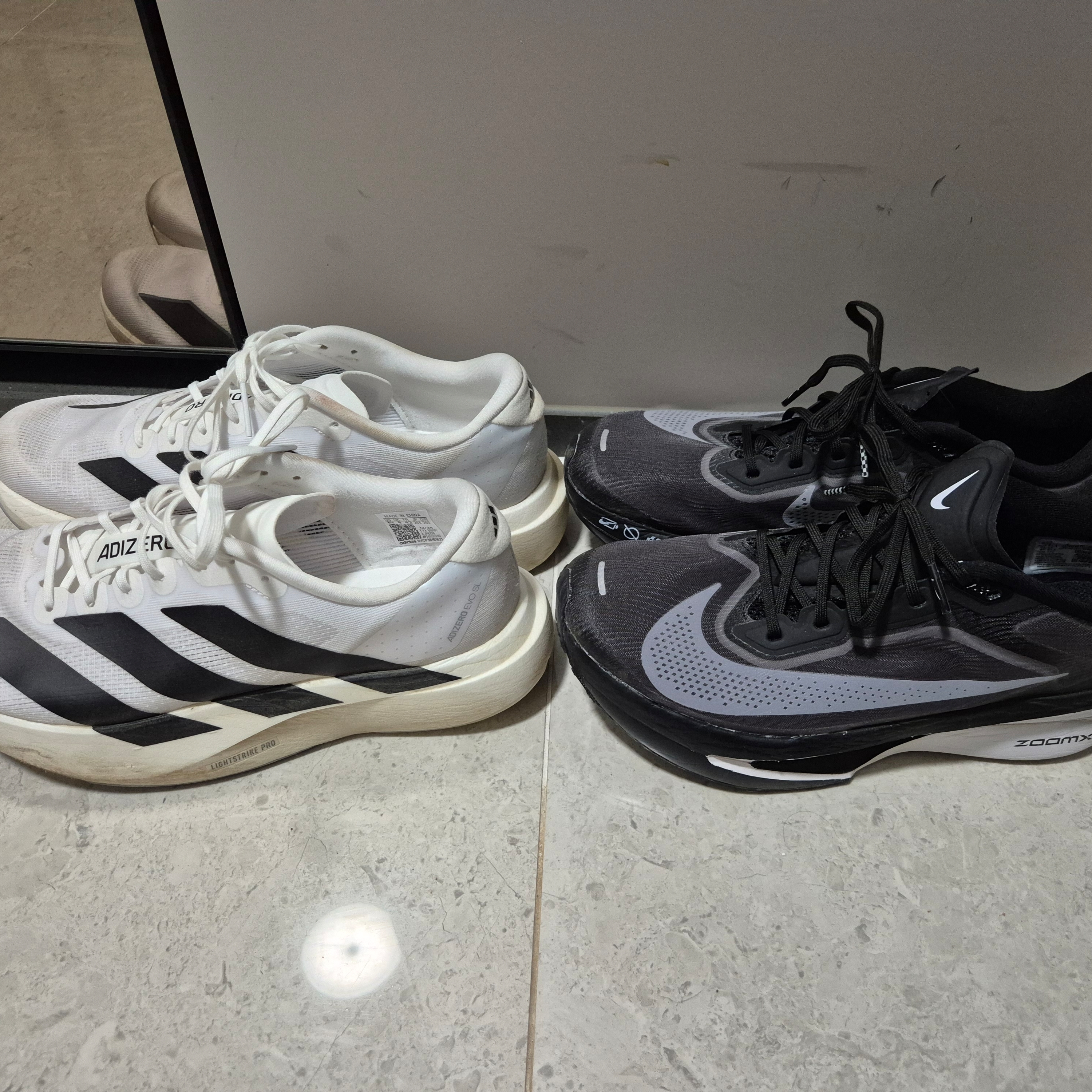 Nike Zoom Fly 6 Black Light Smoke Grey, Adidas Adizero EVO SL Cloud White Core Black 착용 스타일