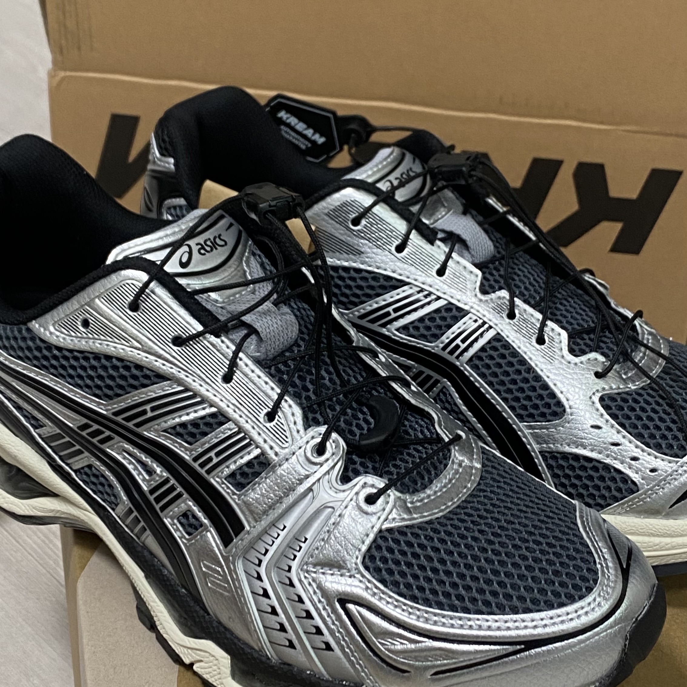 Asics Unlimited Gel-Kayano 14 Carrier Grey Black 착용 스타일 - 2