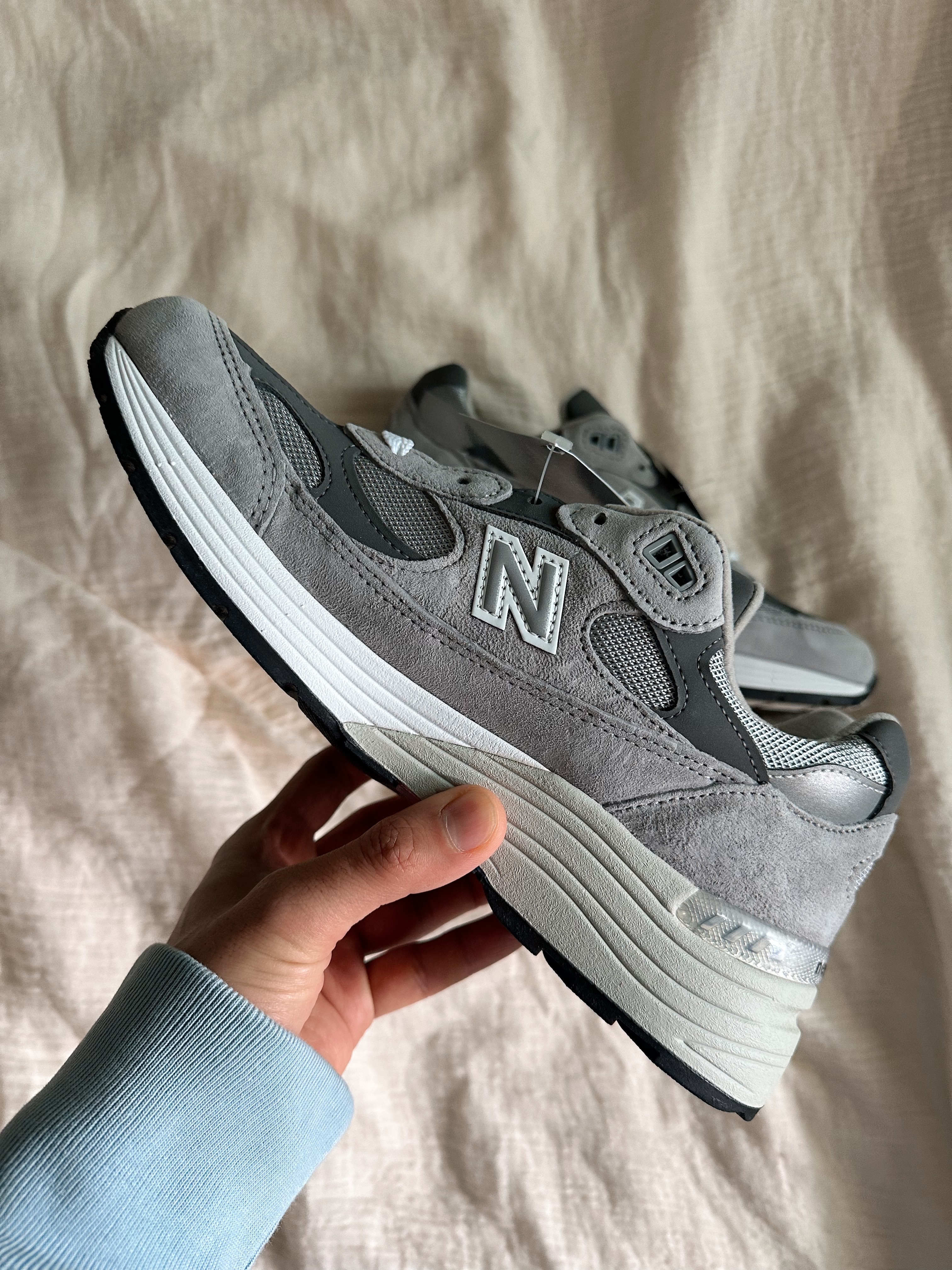 New Balance 992 Made in USA Core Grey Silver Metallic 착용 스타일 - 2
