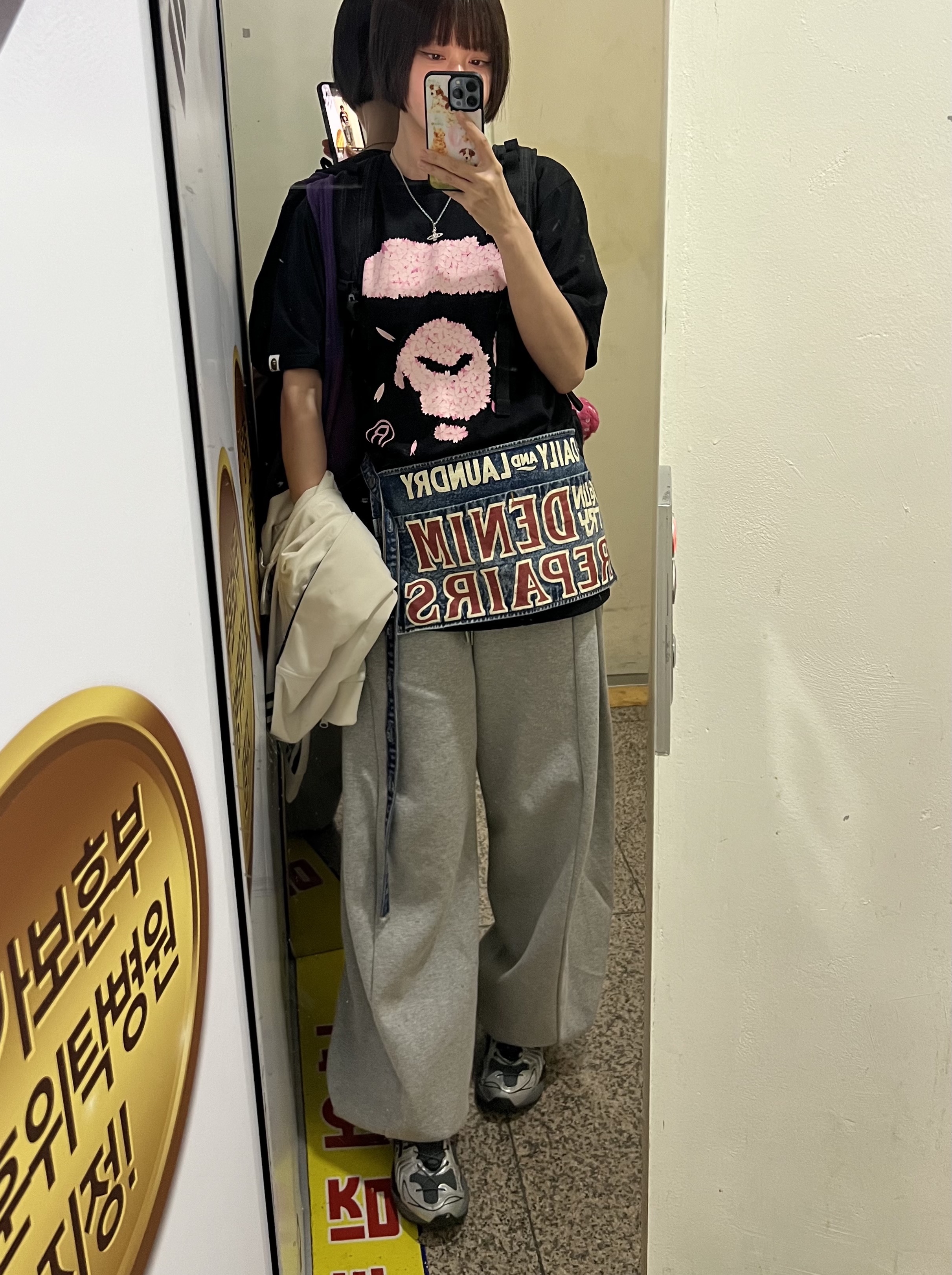 Kapital 13 oz. Denim Damaged Denim Repairspt Short Ad Apron Indigo (Processing), BAPE Sakura Ape Face T-Shirt Black 착용 스타일 - 2