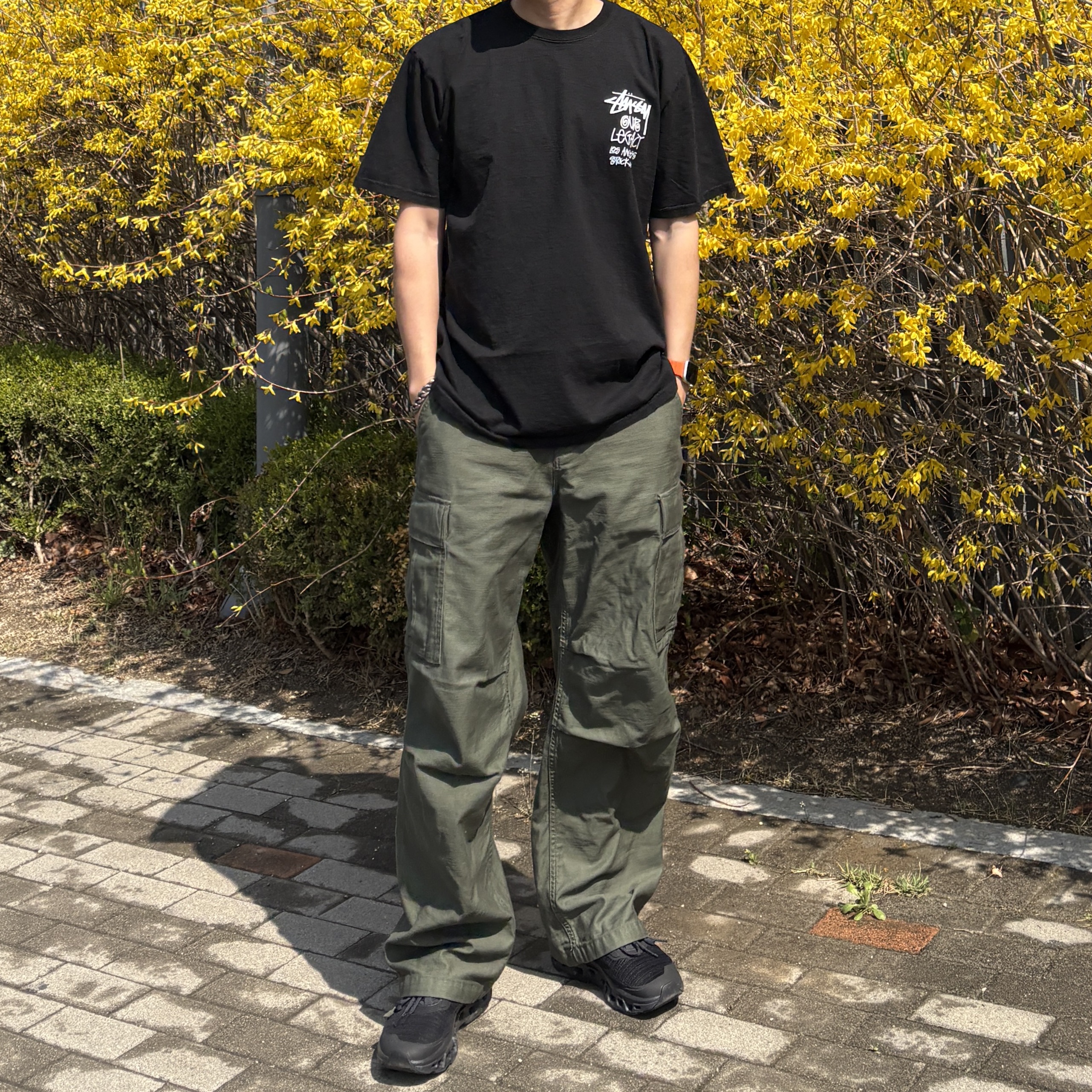 스투시 x 아워레가시 워크샵 8볼 피그먼트 다이드 음양 티셔츠 블랙, 스투시 스탁 커프 비니 블랙 착용 스타일 - 5