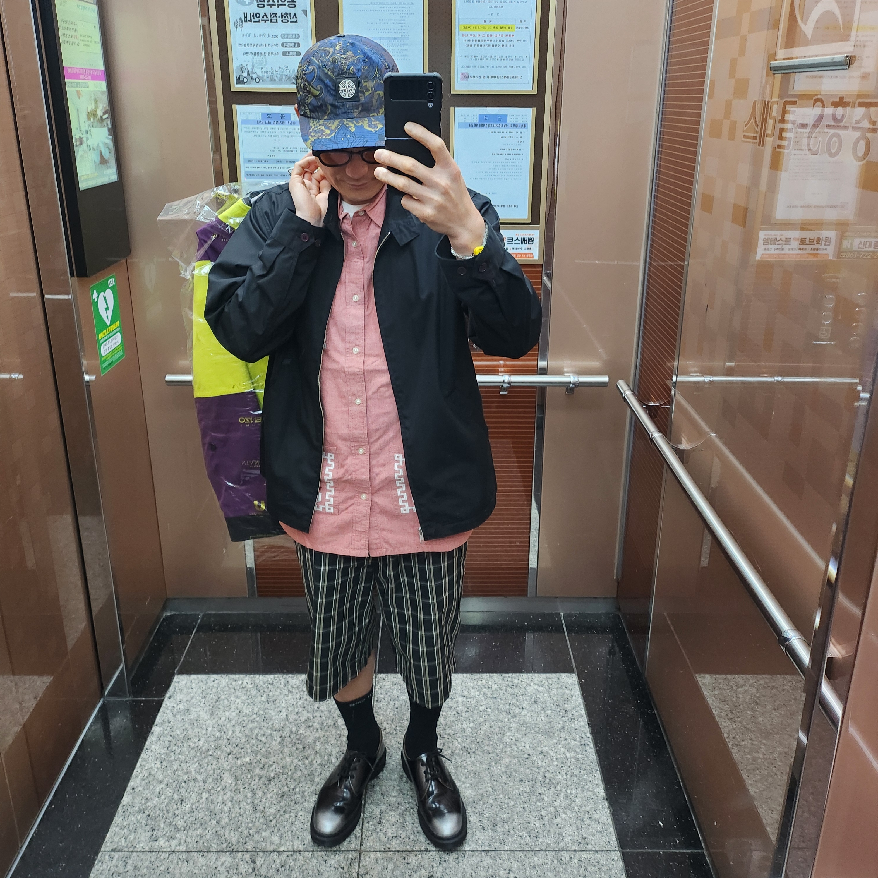 Dr. Martens x Supreme 1461 Gray Silver 착용 스타일 - 2