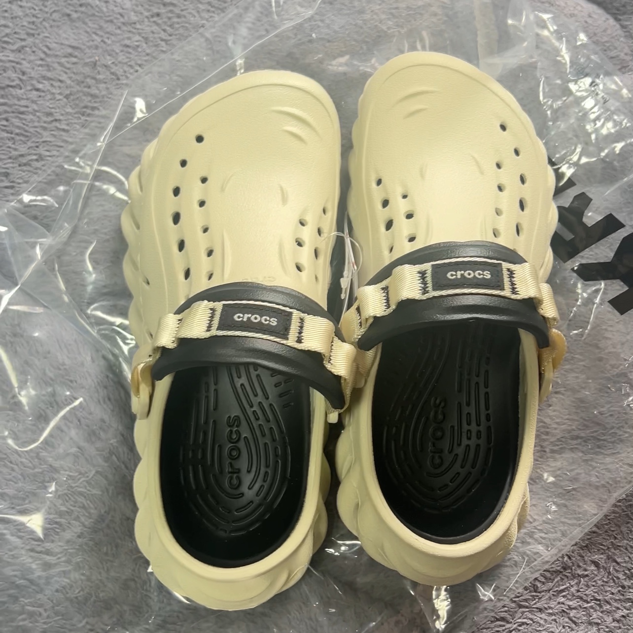 Crocs Echo Clog Bone Black 착용 스타일 - 1