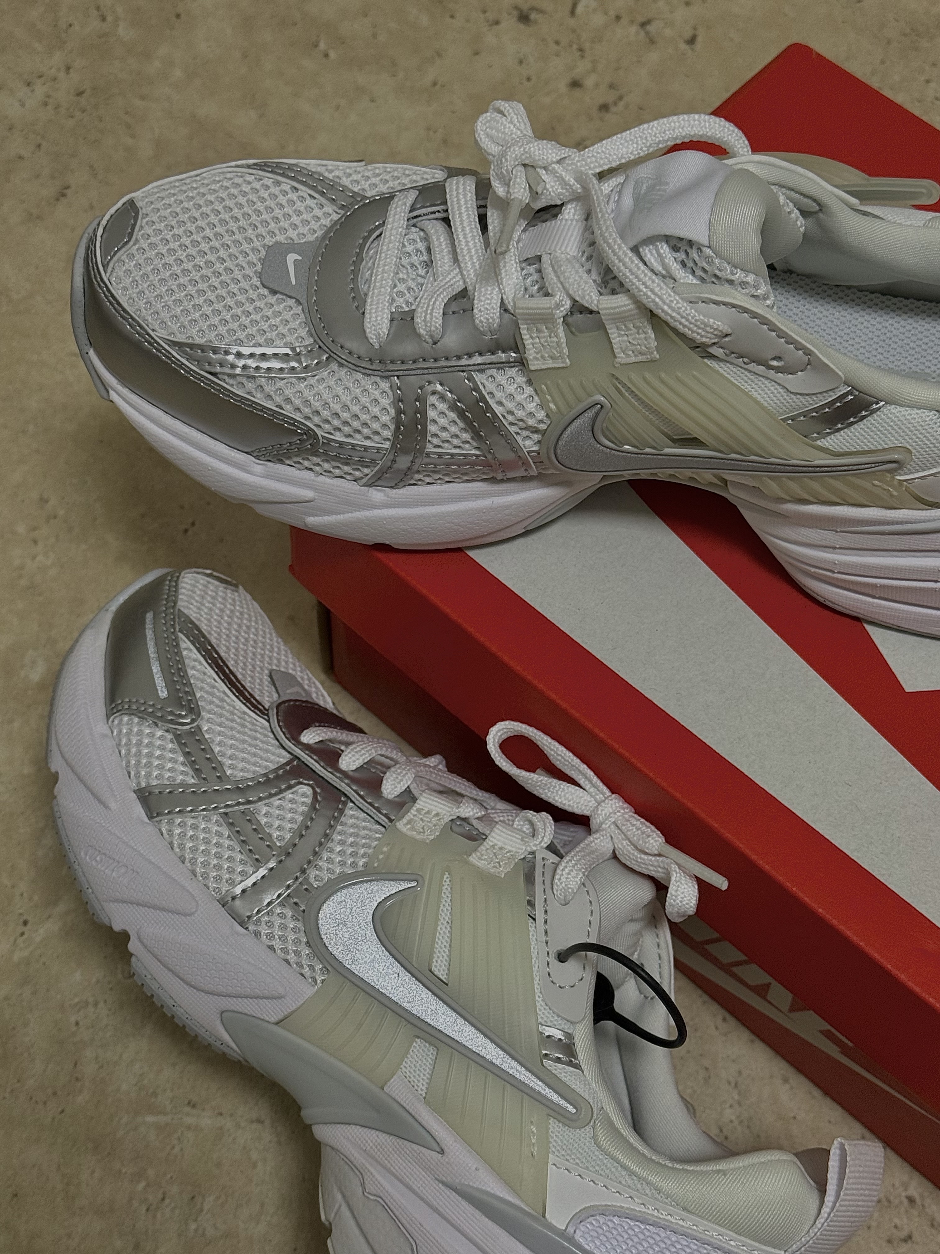 Nike V2K Run Metallic Silver White 착용 스타일