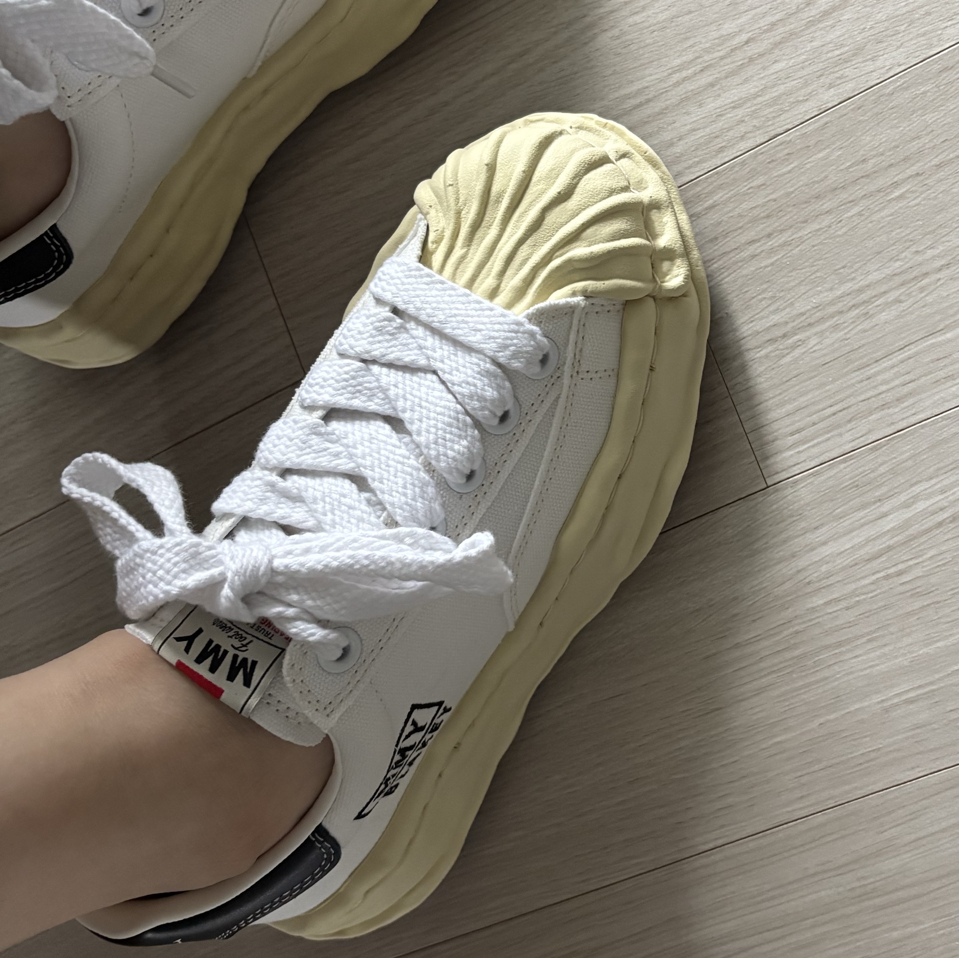 Maison Mihara Yasuhiro Blakey VL OG Sole Canvas Low-top Sneakers White 착용 스타일