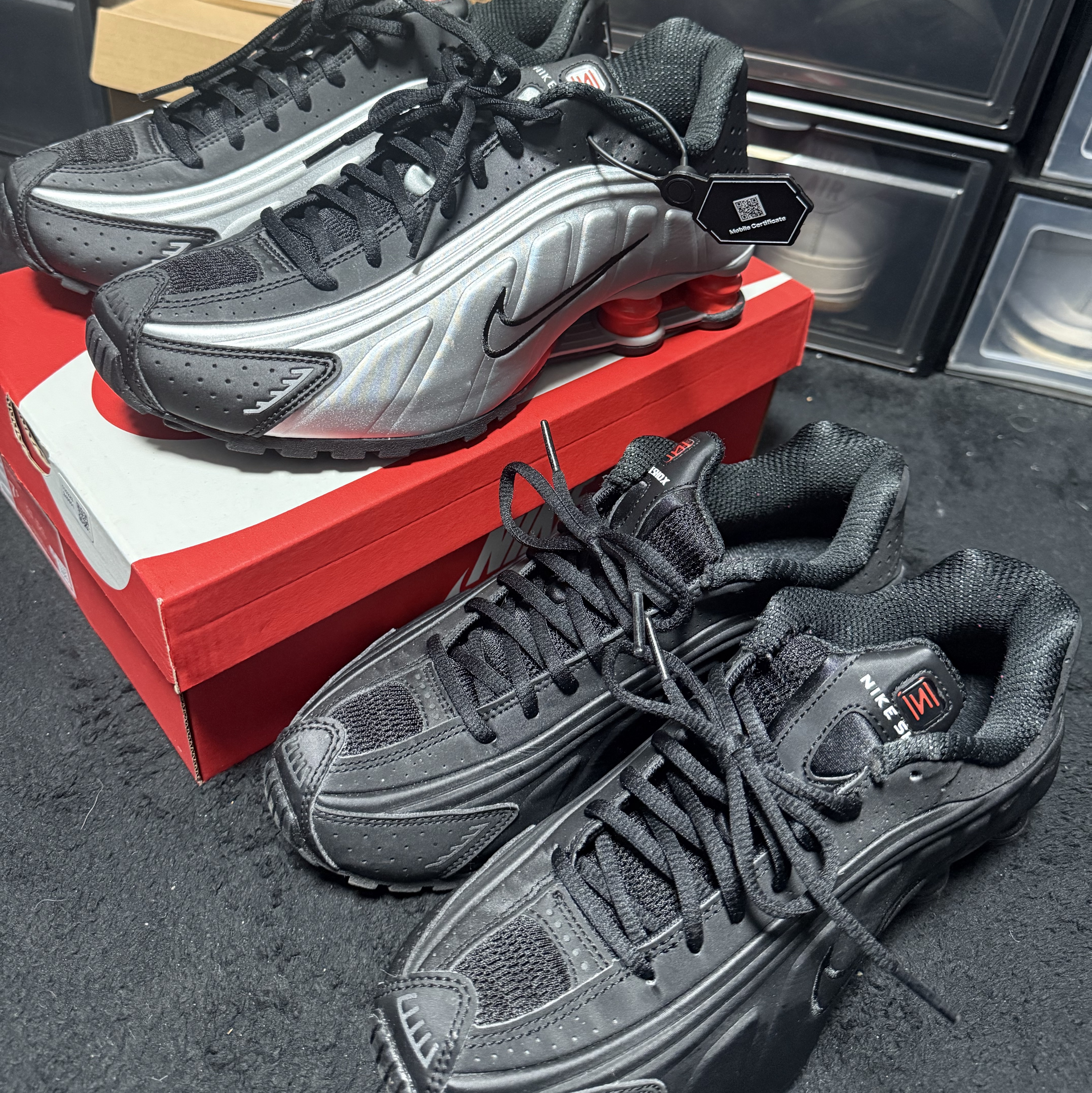 Nike Shox R4 Metallic Silver Red 착용 스타일 - 2