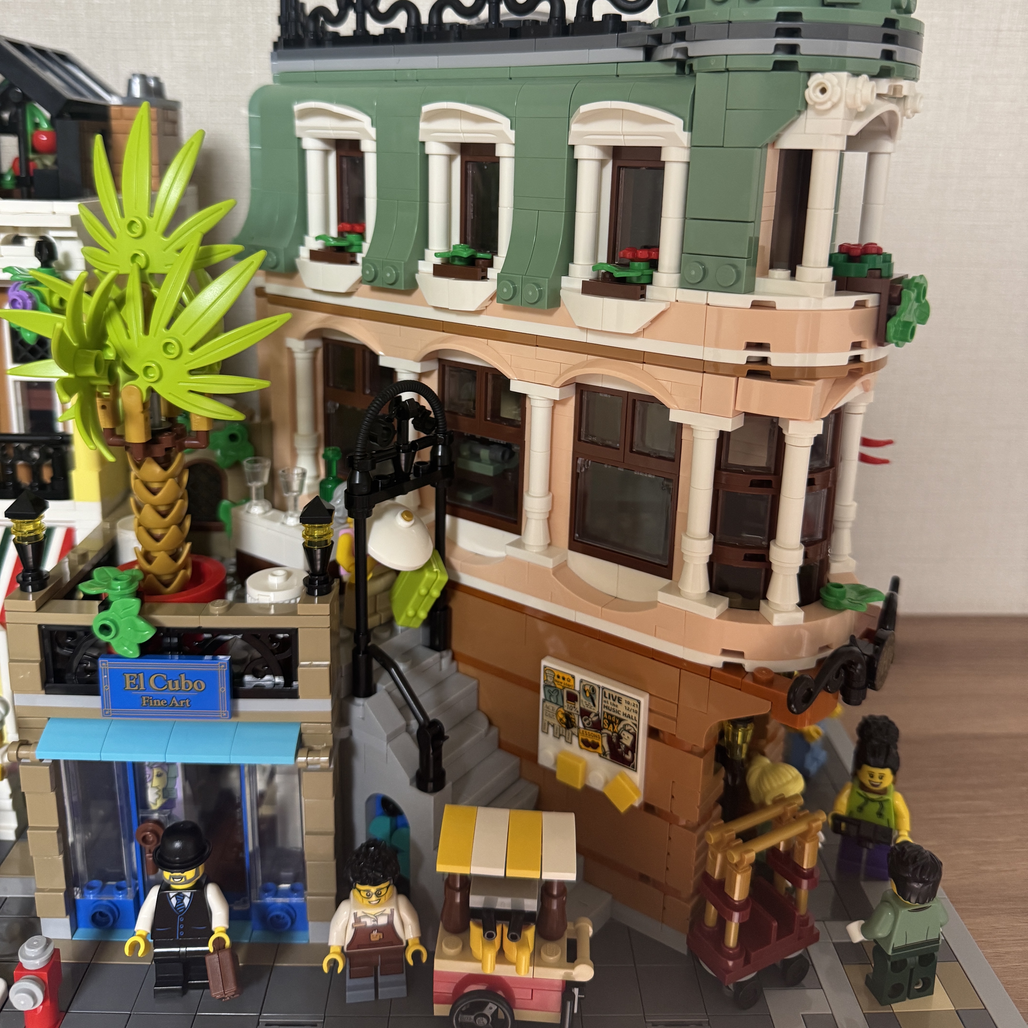Lego Boutique Hotel 착용 스타일