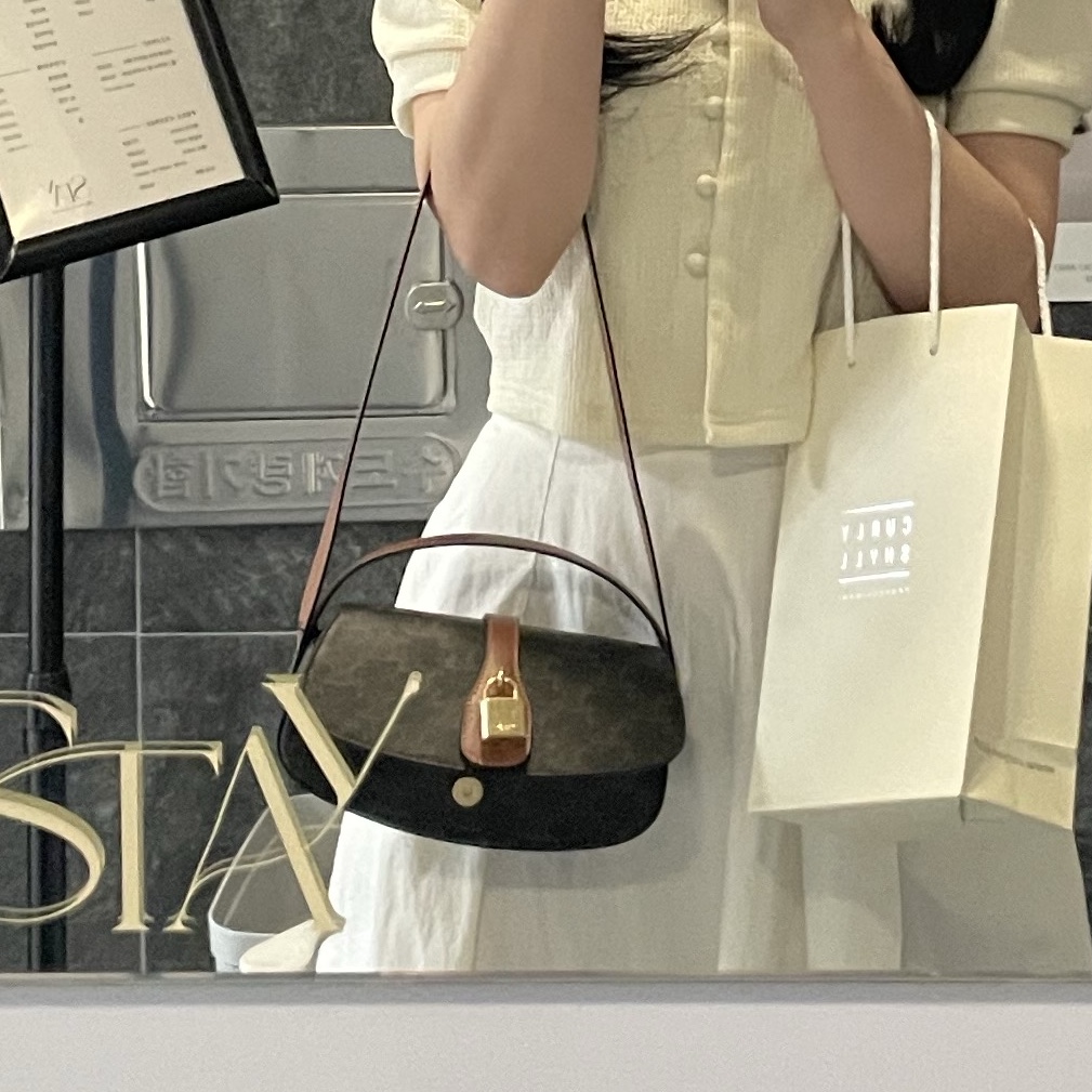 Celine Clutch On Strap Tabou in Triomphe Canvas Calfskin Tan, Play Comme des Garcons White Heart Knit Cardigan Natural 착용 스타일 - 3