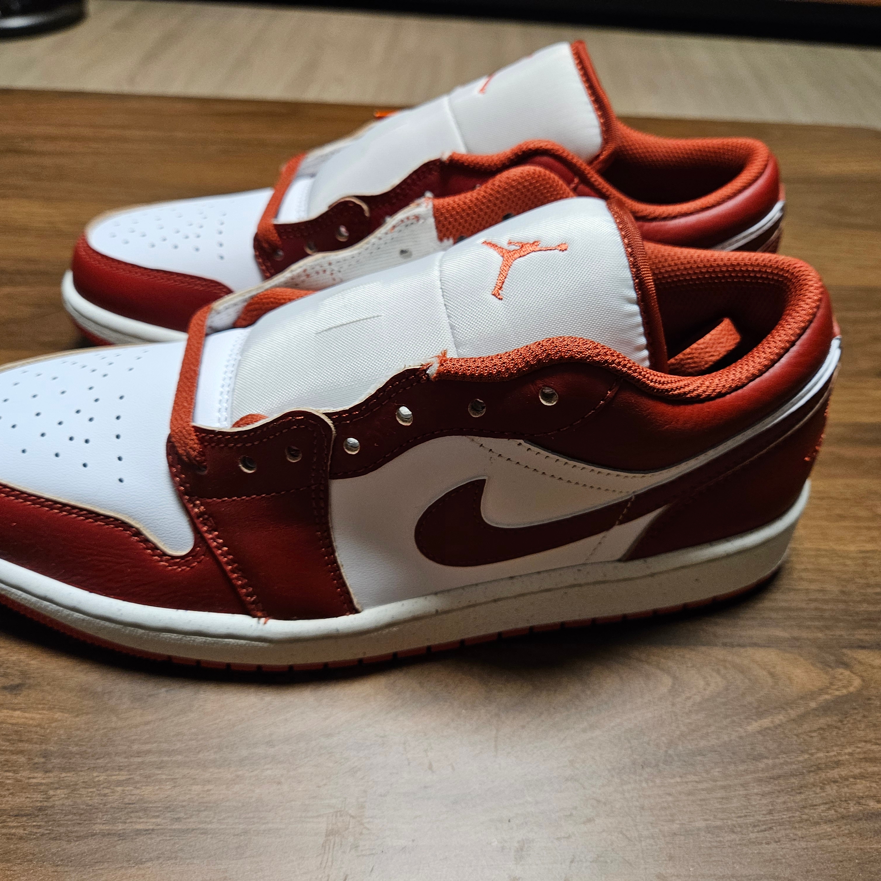 Jordan 1 Low SE Dune Red White 착용 스타일