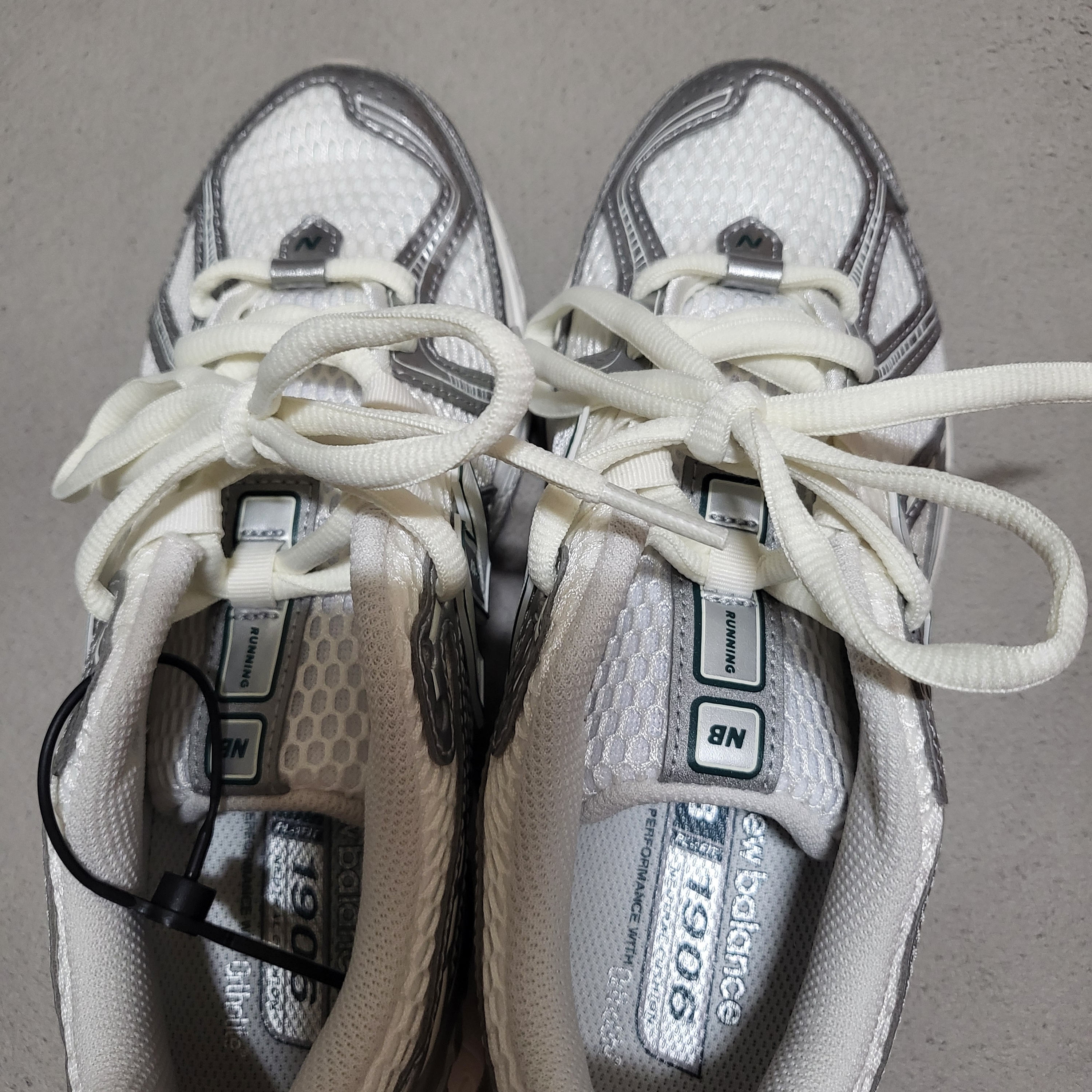 New Balance 1906R Silver Metallic Sea Salt 착용 스타일