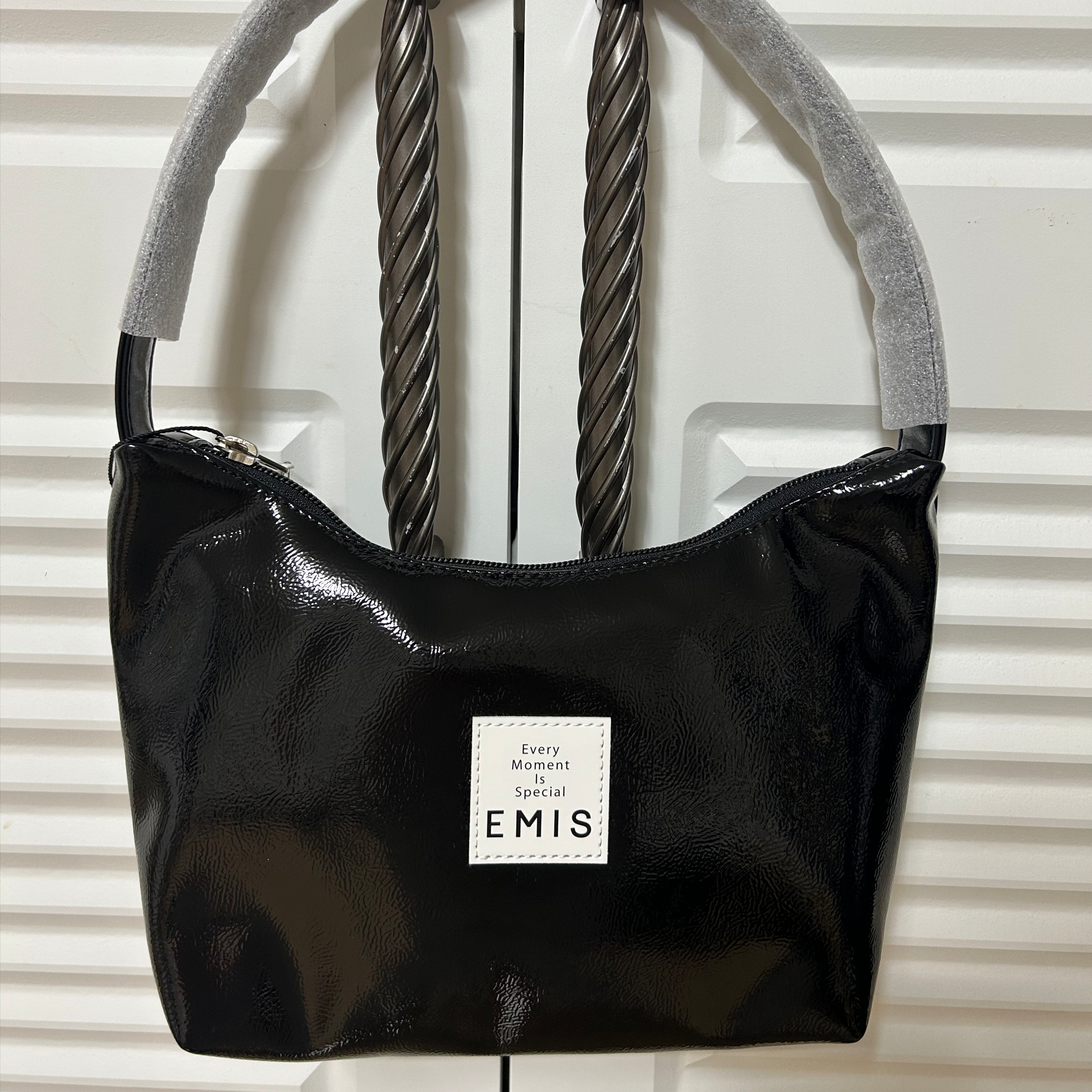 Emis New Enamel Hobo Bag Black 착용 스타일