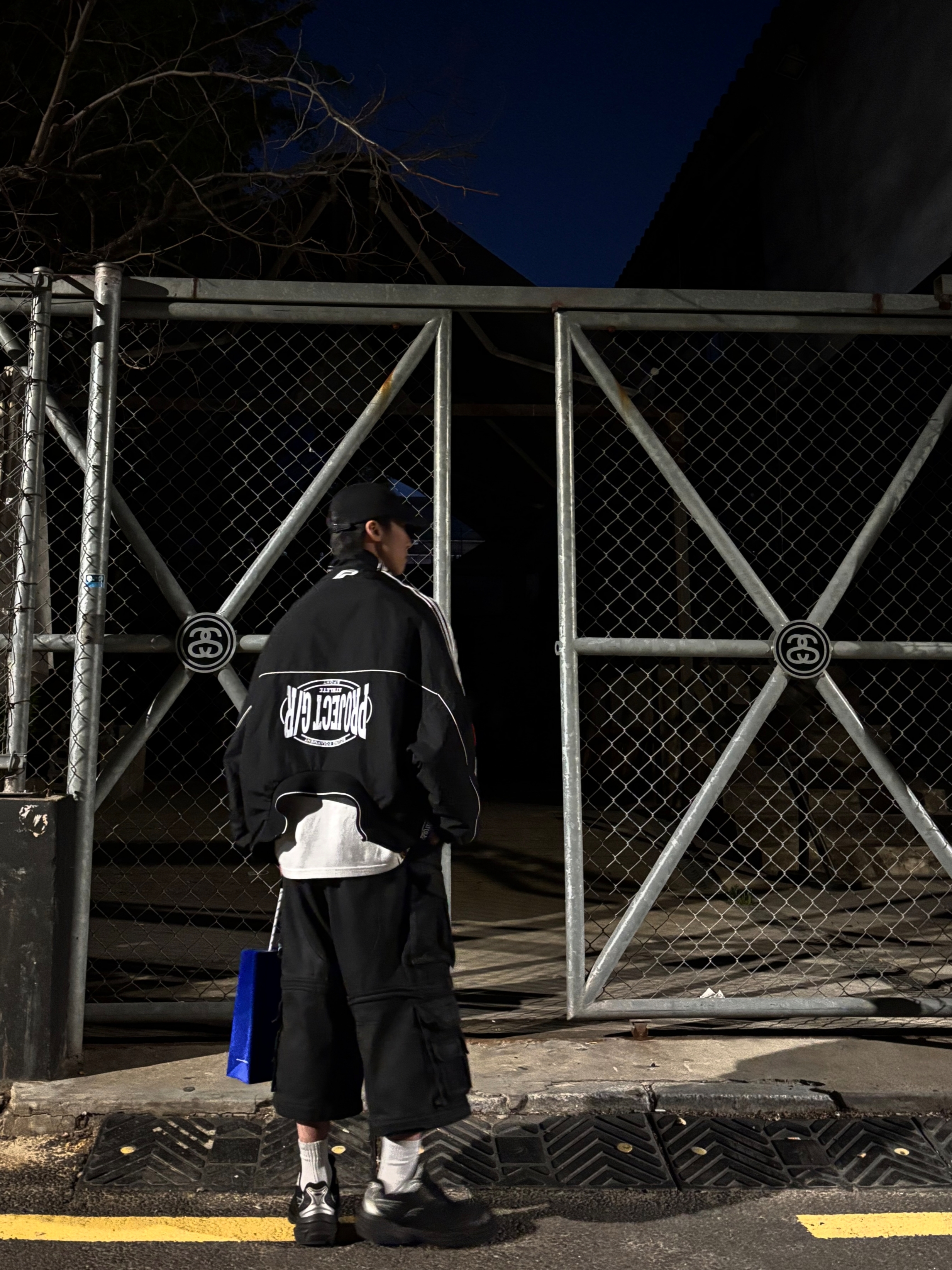 Supreme Washed Chino Twill Camp Cap Black, Project G/R Upside Down Track Jacket Black 착용 스타일 - 5