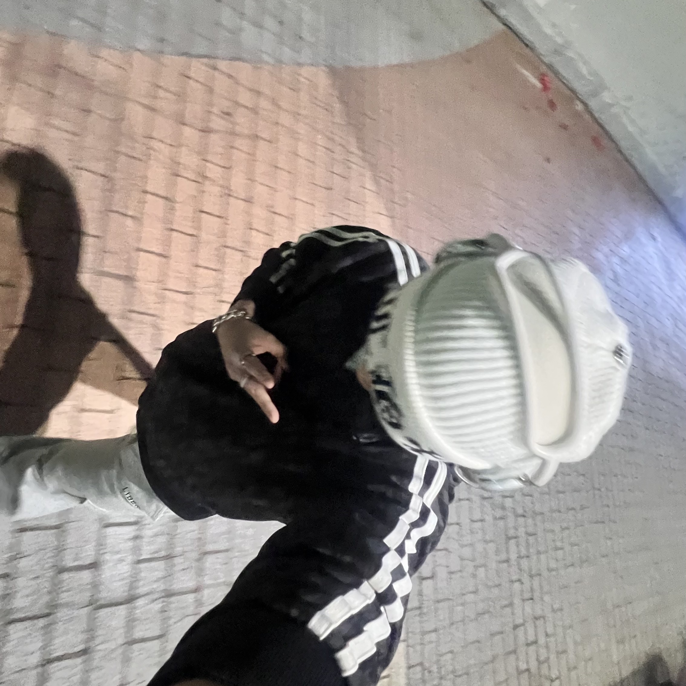 Chrome Hearts Big Daddy Cashmere Beanie White, Apple AirPods Max Lightning Silver (Korean Ver.) 착용 스타일