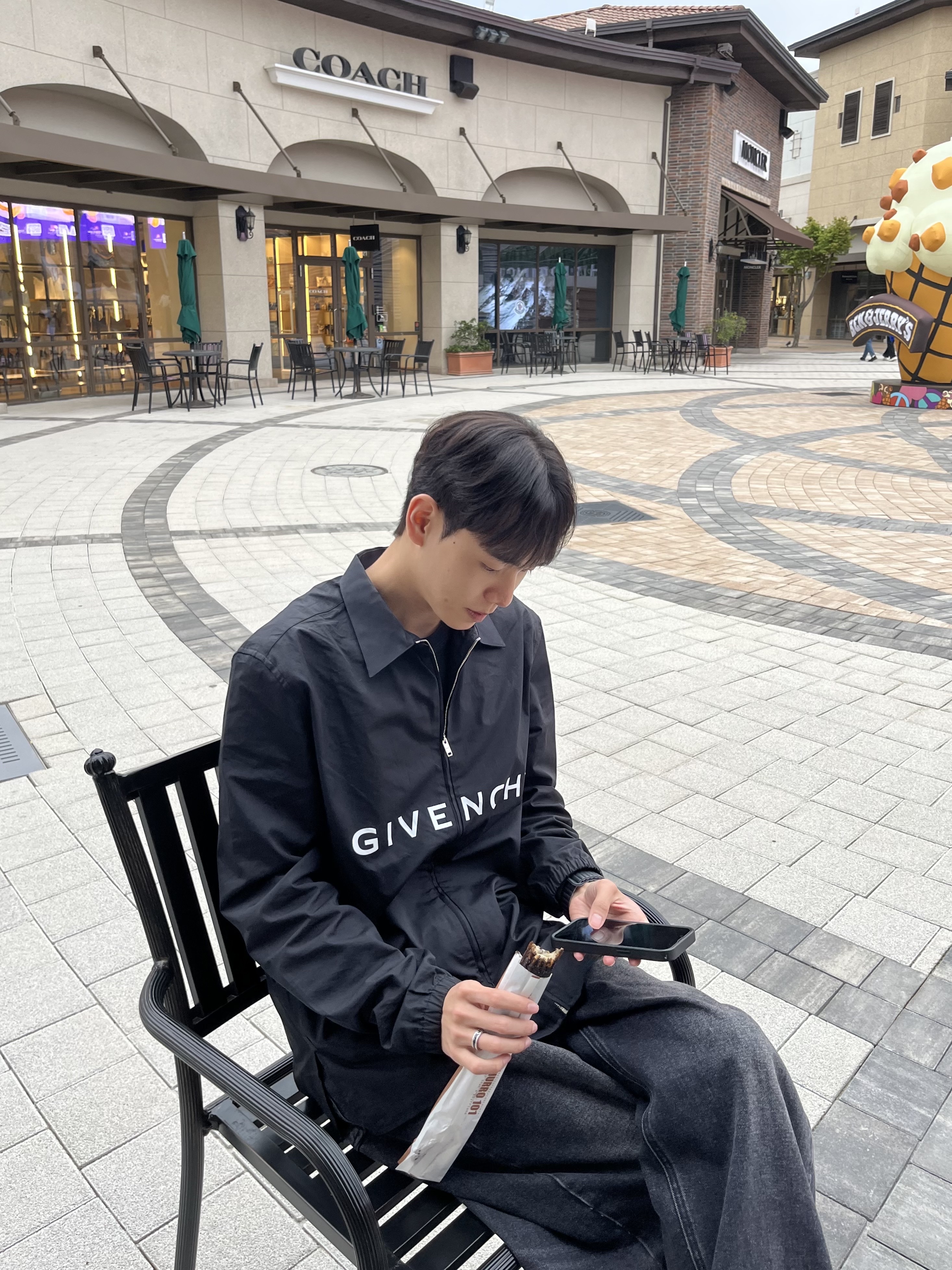 Givenchy Boxy Fit Shirt in Poplin Black, AMI de Coeur T-Shirt Black 착용 스타일