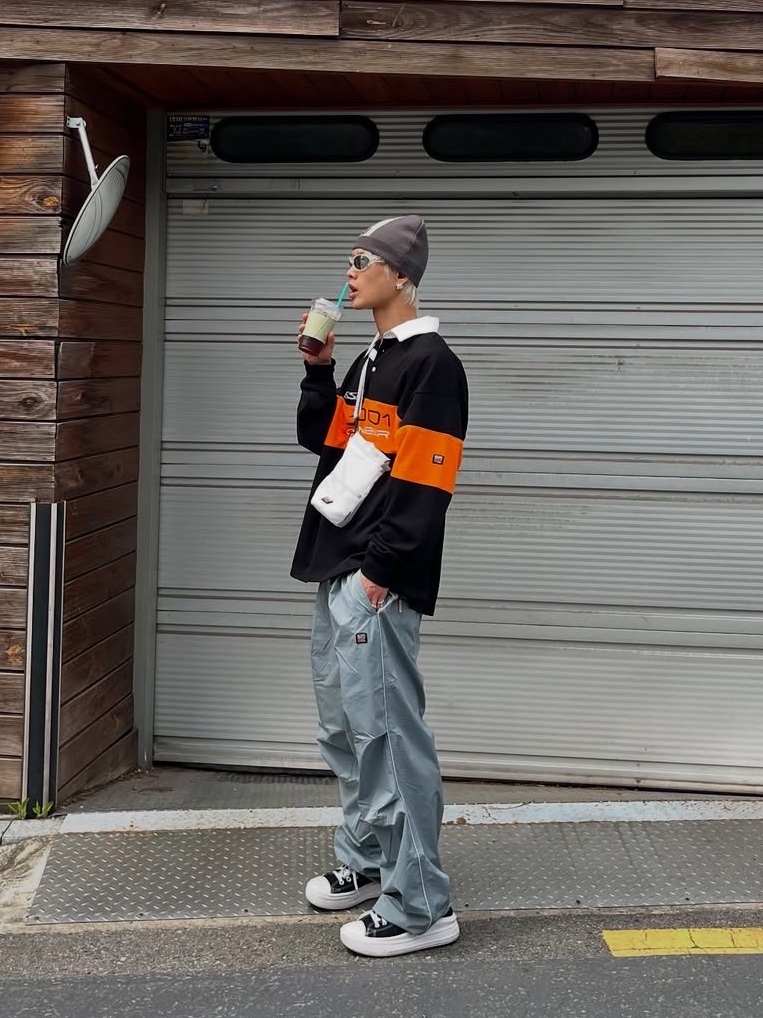 SPORT CHAMBER SC Track Beanie Charcoal, SPORT CHAMBER SC Bottle Bag White 착용 스타일 - 2