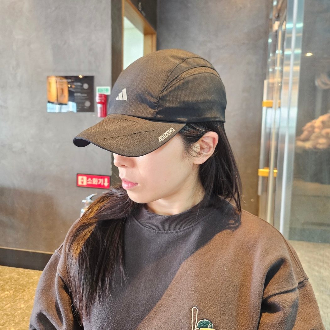 Adidas Running x Adizero Heat.rdy Lightweight Cap Black White 착용 스타일