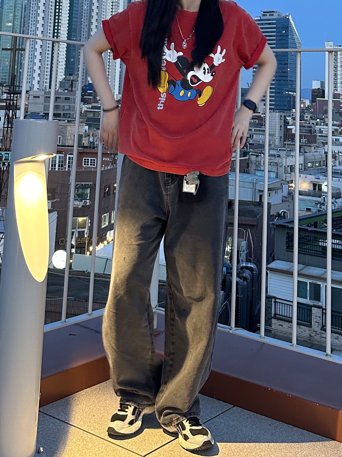 Thisisneverthat x Disney Mickey Jumping T-Shirt Red, Mischief Rhombus Carabiner Mini Pouch Charcoal 착용 스타일 - 2