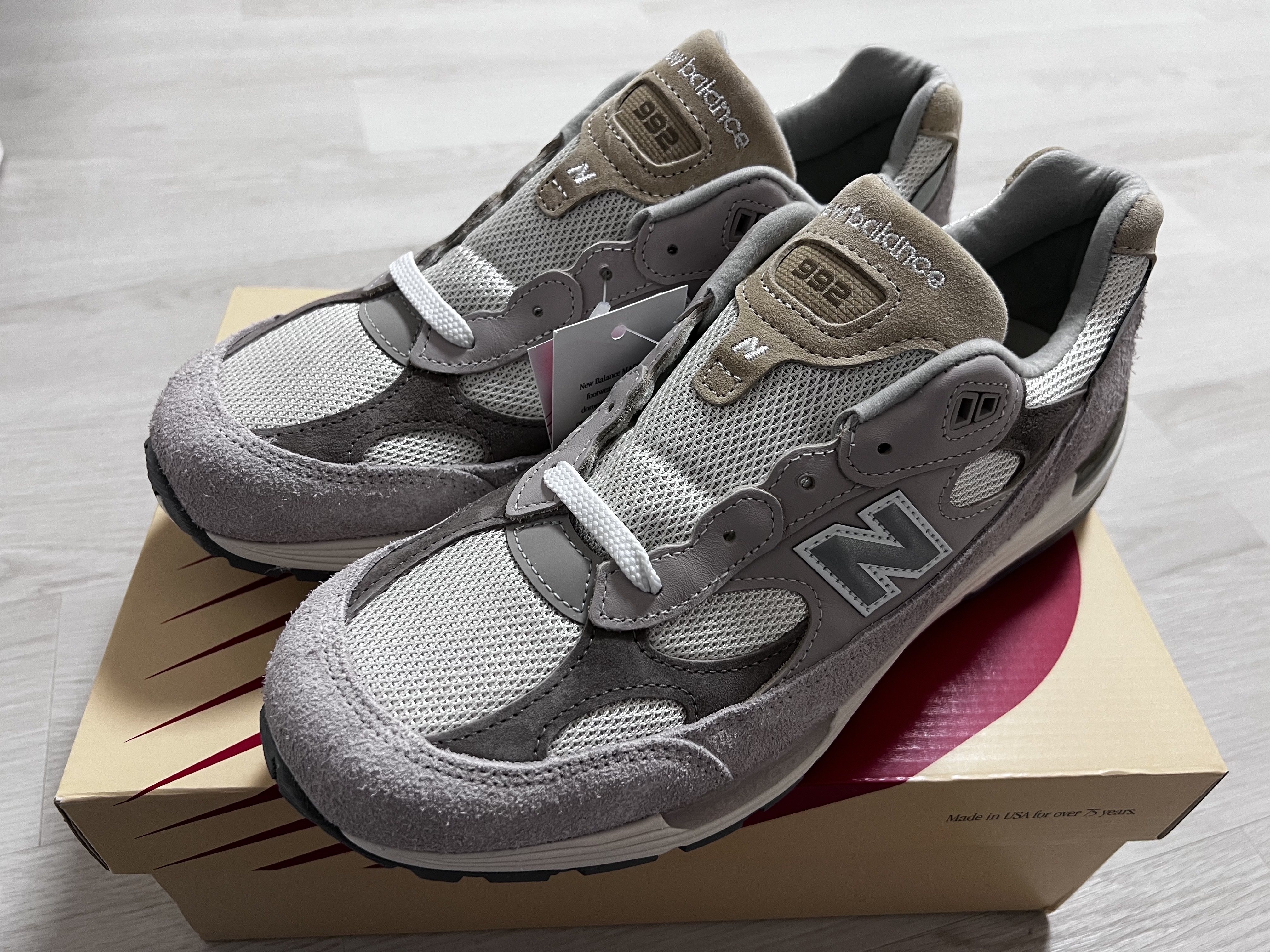 New Balance 992 Made in USA Moonrock Mushroom 착용 스타일