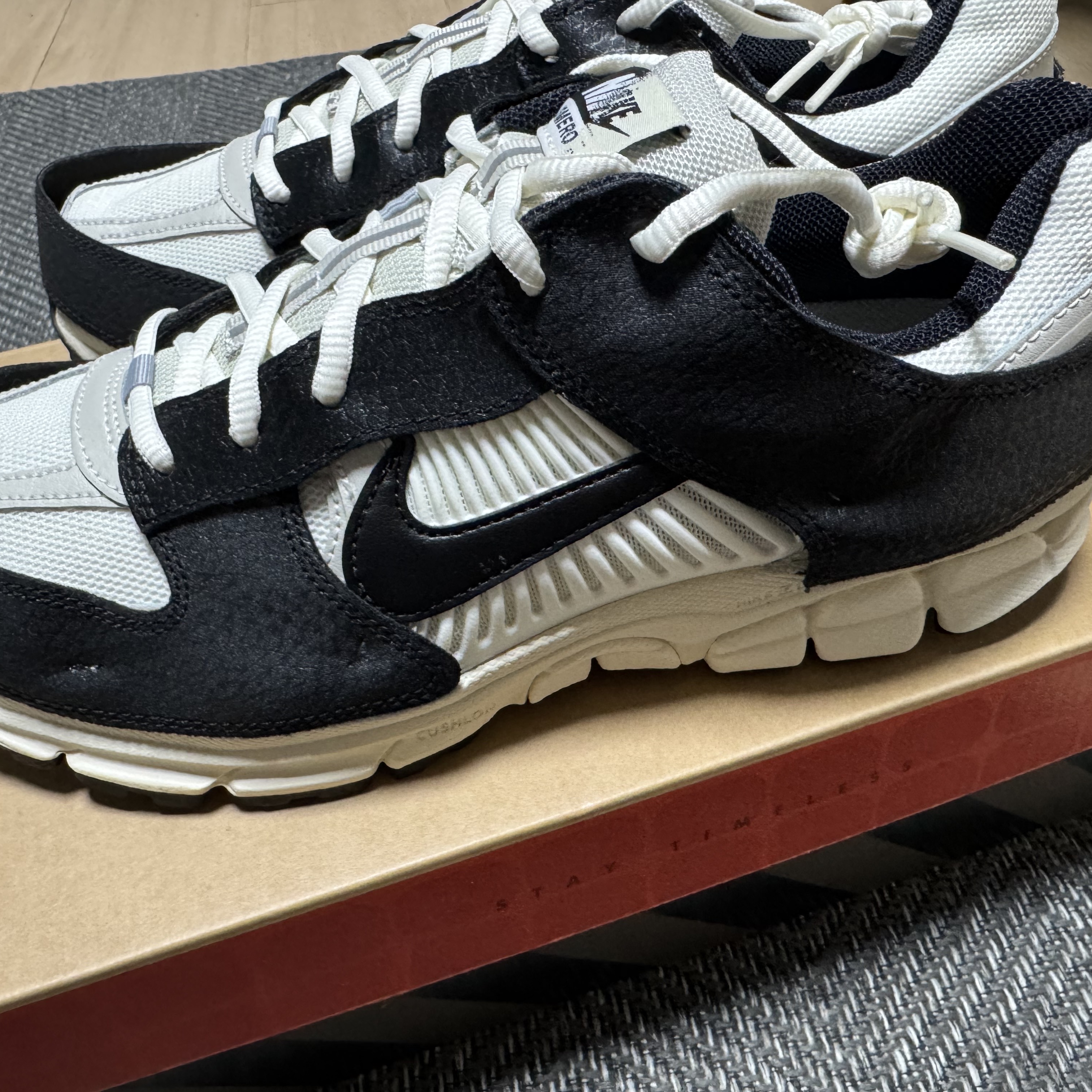 (W) Nike Zoom Vomero 5 Wolf Grey and Black 착용 스타일 - 2
